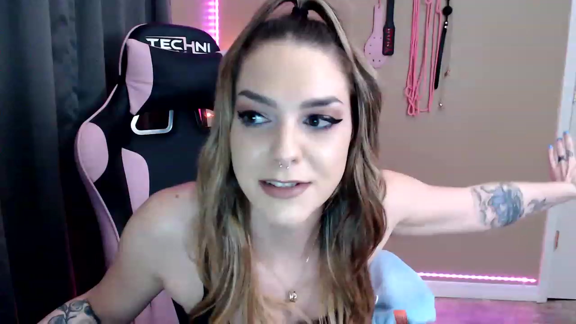 Gallery image thumbnail from XrileyhazeX's myfreecams stream on, 01/17/2023, 24:59 image 3 of 20