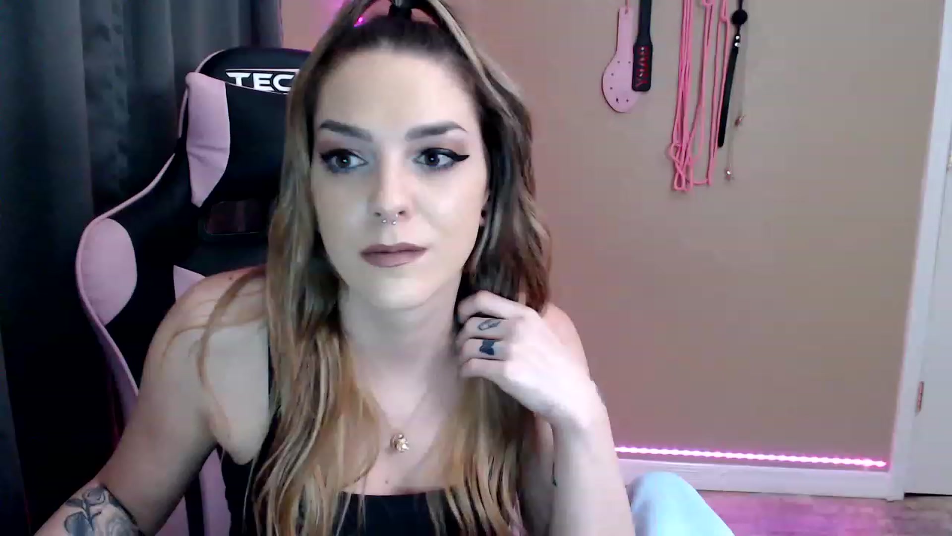 Gallery image thumbnail from XrileyhazeX's myfreecams stream on, 01/17/2023, 24:59 image 14 of 20