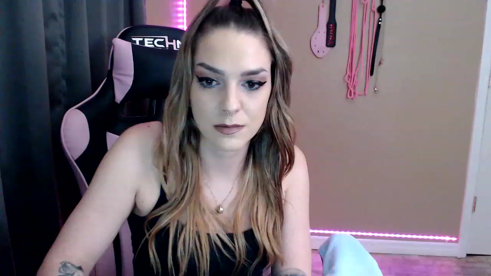 Gallery image thumbnail from XrileyhazeX's myfreecams stream on, 01/17/2023, 24:59 image 1 of 20
