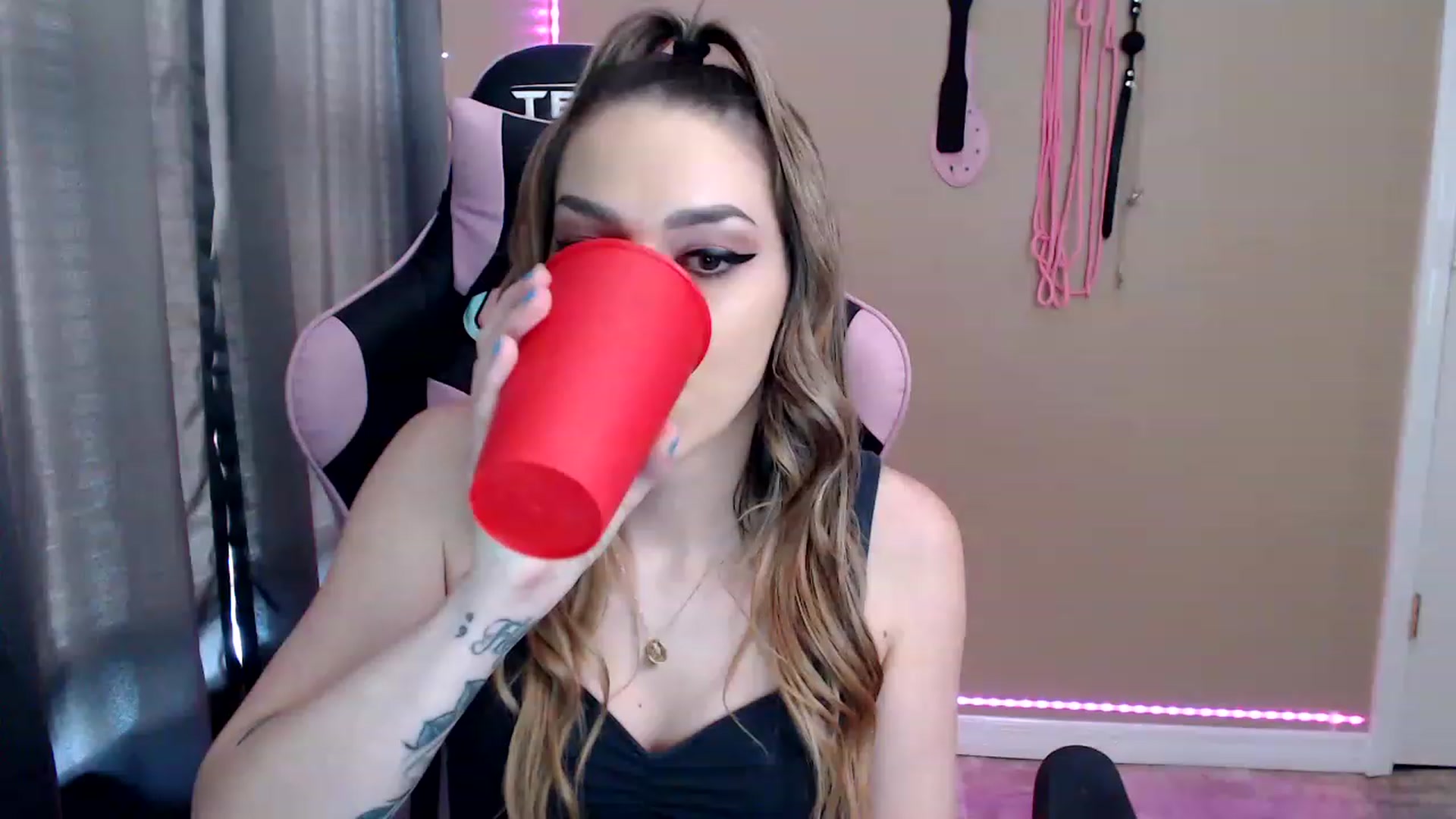 Gallery image thumbnail from XrileyhazeX's myfreecams stream on, 01/19/2023, 20:37 image 2 of 20