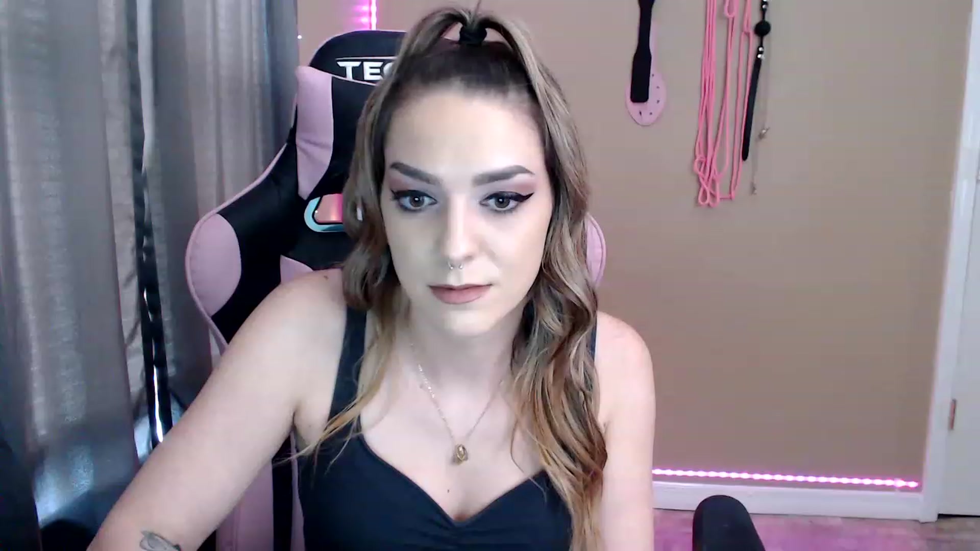 Gallery image thumbnail from XrileyhazeX's myfreecams stream on, 01/19/2023, 20:37 image 6 of 20