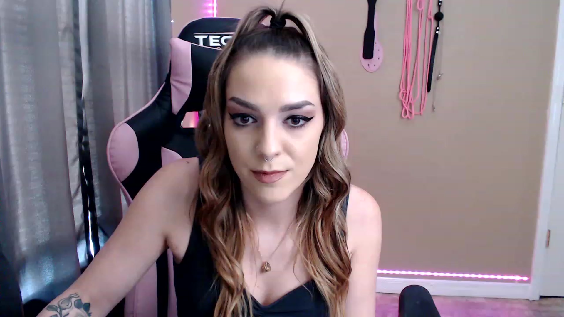 Gallery image thumbnail from XrileyhazeX's myfreecams stream on, 01/19/2023, 20:37 image 4 of 20