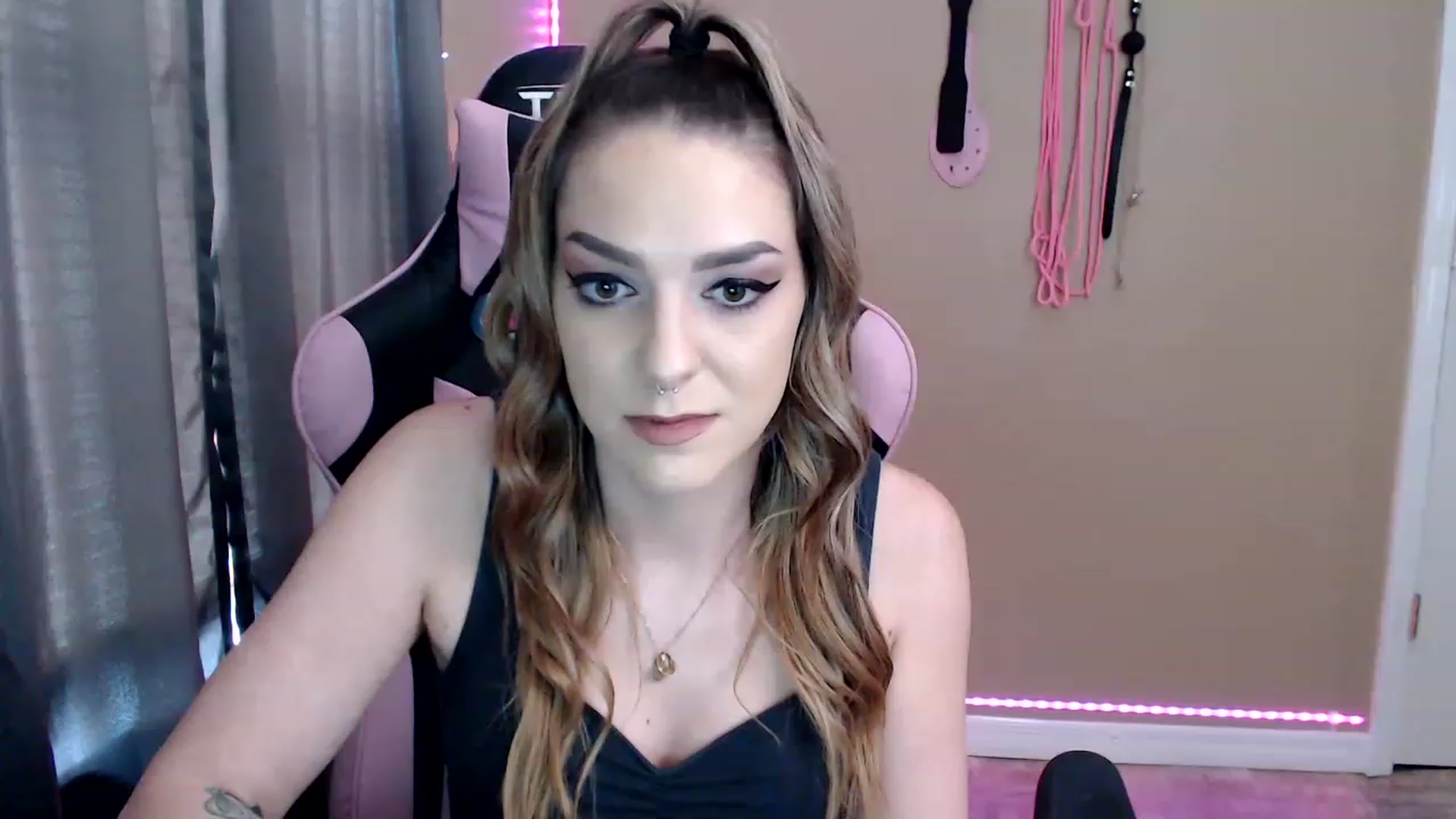 Gallery image thumbnail from XrileyhazeX's myfreecams stream on, 01/19/2023, 20:37 image 1 of 20
