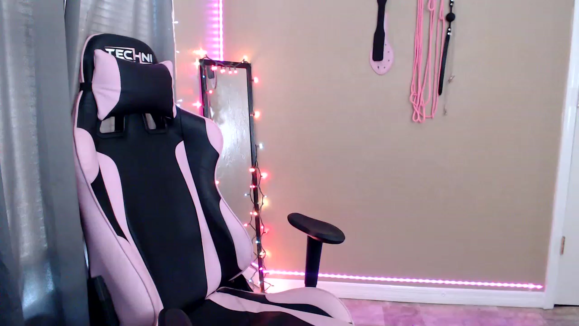 Gallery image thumbnail from XrileyhazeX's myfreecams stream on, 01/19/2023, 20:37 image 10 of 20