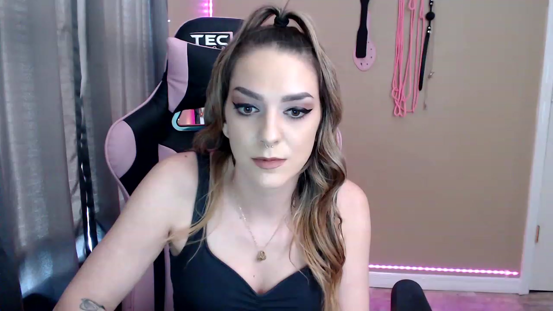 Gallery image thumbnail from XrileyhazeX's myfreecams stream on, 01/19/2023, 20:37 image 5 of 20
