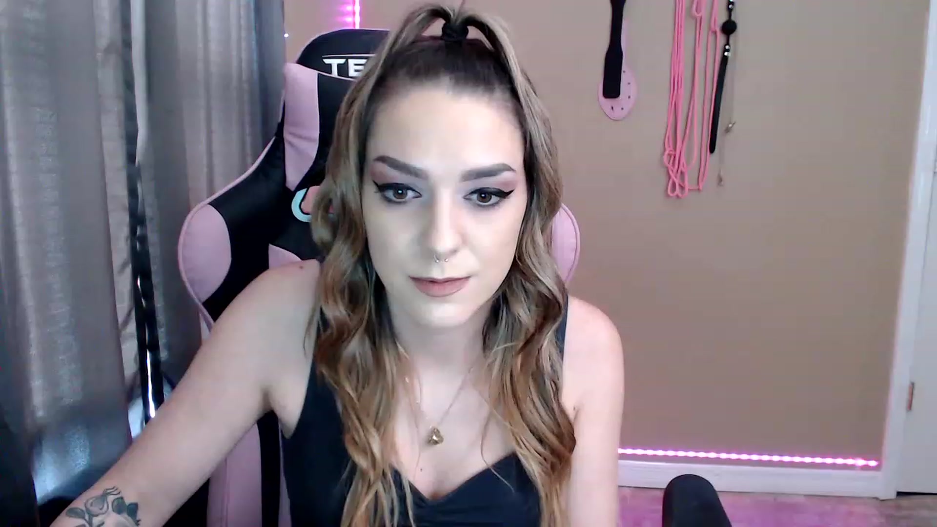Gallery image thumbnail from XrileyhazeX's myfreecams stream on, 01/19/2023, 20:37 image 3 of 20
