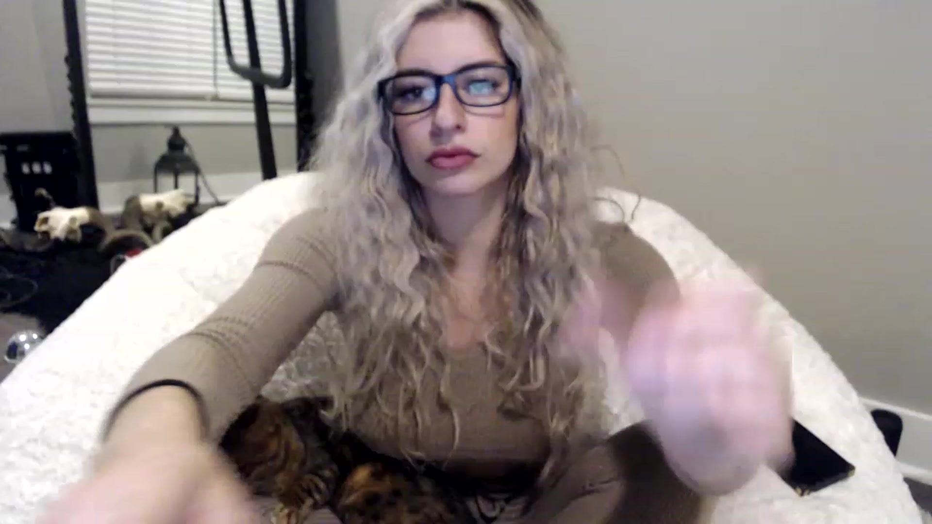 Gallery image thumbnail from XxRoseKitty's myfreecams stream on, 12/02/2022, 24:37 image 5 of 20
