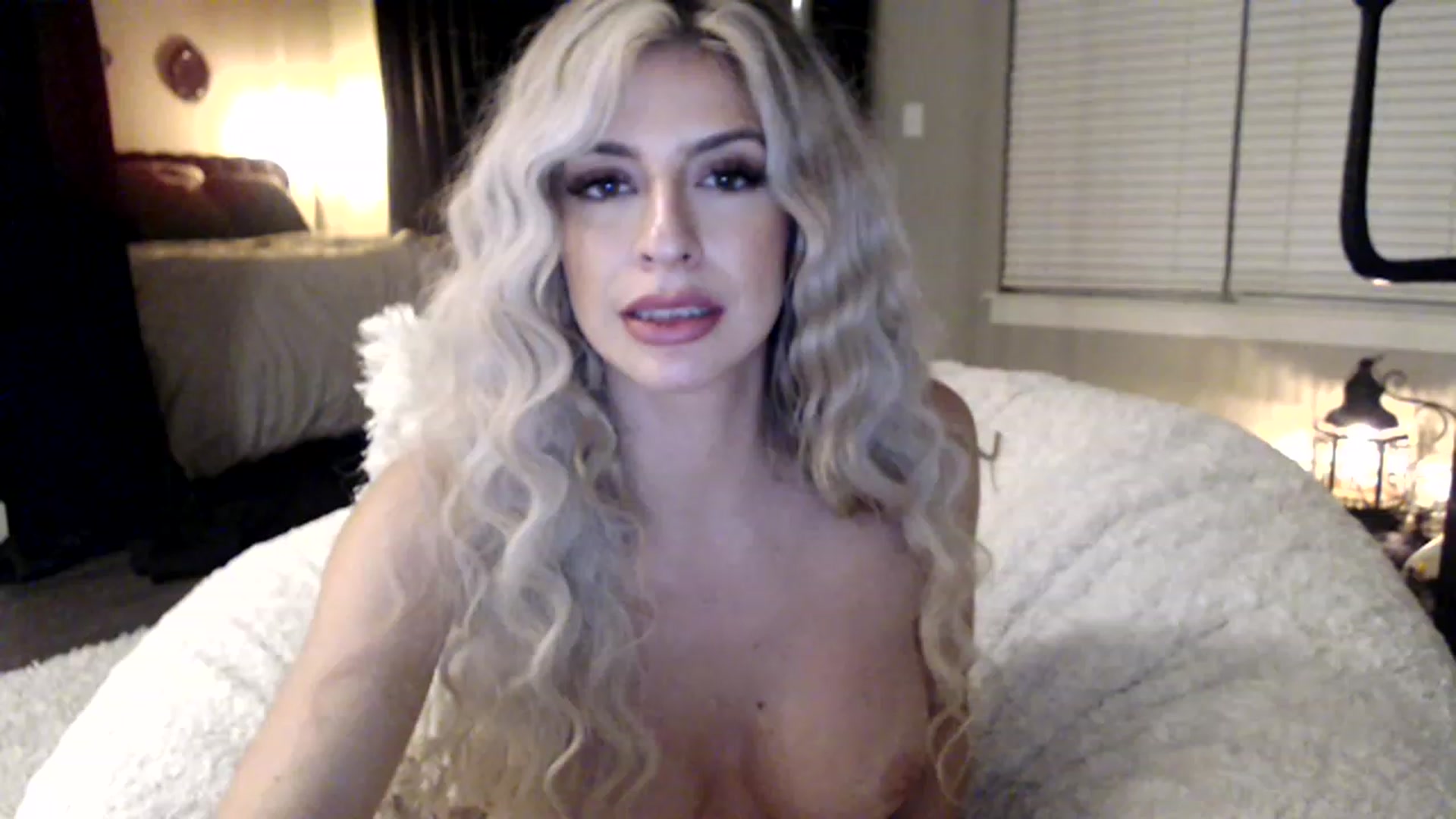 Gallery image thumbnail from XxRoseKitty's myfreecams stream on, 12/04/2022, 11:38 image 12 of 20
