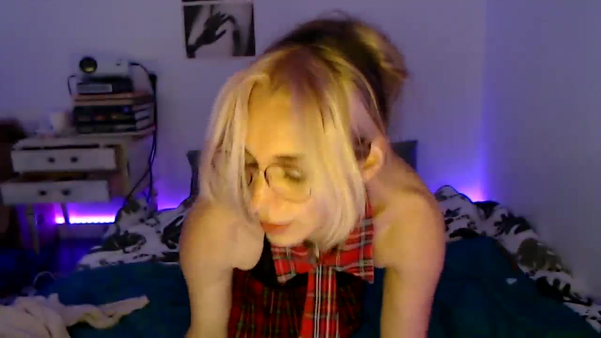 Gallery image thumbnail from Xx_LbnnFmm_xX's myfreecams stream on, 04/03/2024, 10:25 image 15 of 20