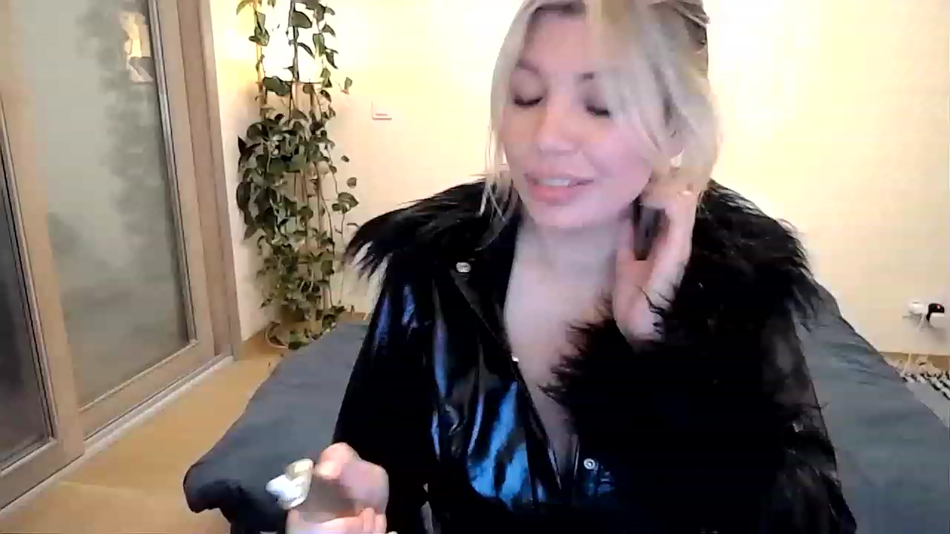 Gallery image thumbnail from Xx_Sandy_xX's myfreecams stream on, 12/01/2022, 24:02 image 5 of 20