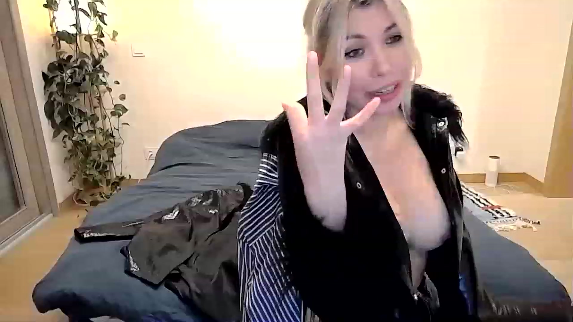 Gallery image thumbnail from Xx_Sandy_xX's myfreecams stream on, 12/01/2022, 24:23 image 19 of 20