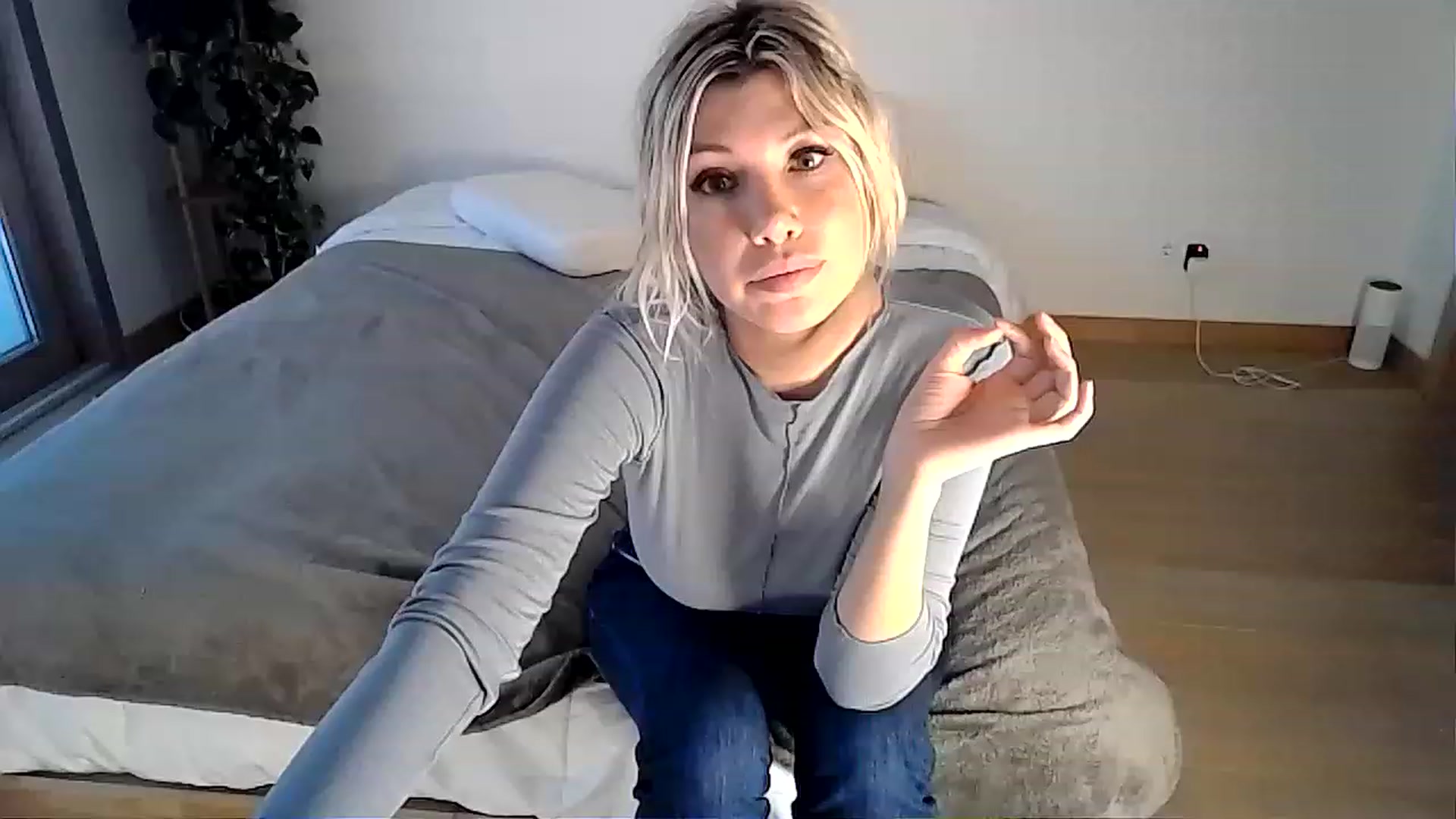 Gallery image thumbnail from Xx_Sandy_xX's myfreecams stream on, 12/16/2022, 16:48 image 8 of 20