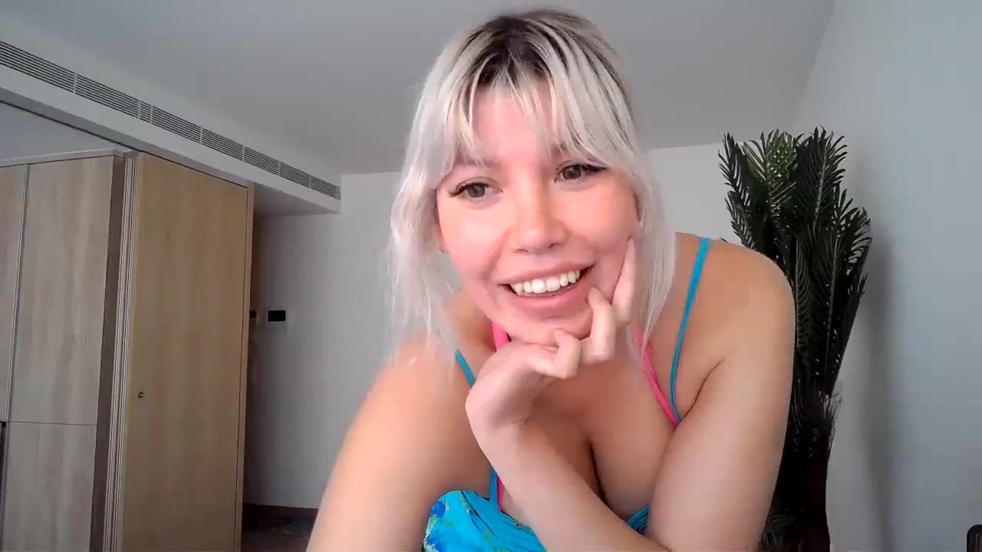 Gallery image thumbnail from Xx_Sandy_xX's myfreecams stream on, 09/13/2023, 13:46 image 14 of 20