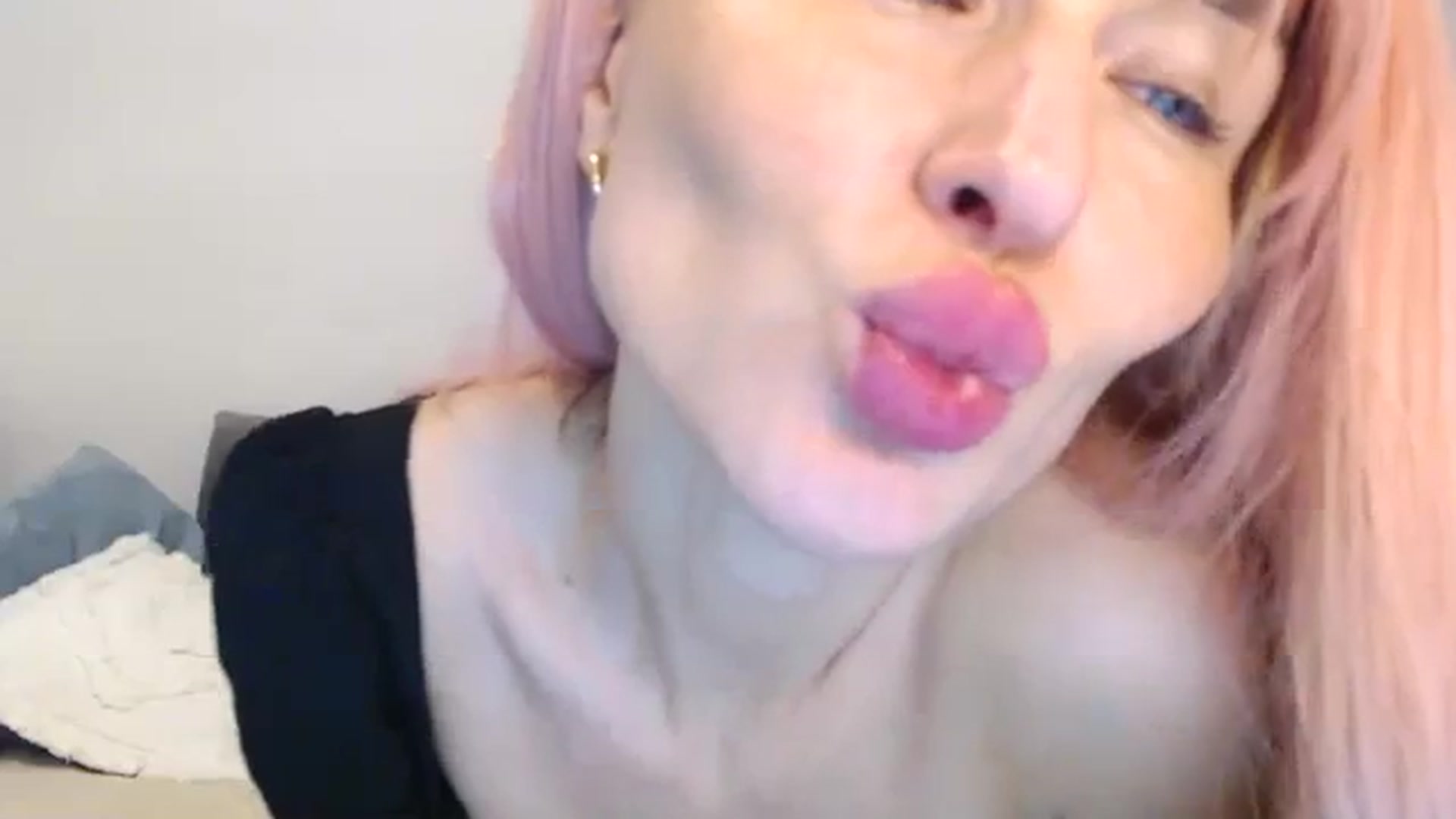 Gallery image thumbnail from Xxxawesomeart's myfreecams stream on, 12/24/2023, 15:24 image 16 of 20