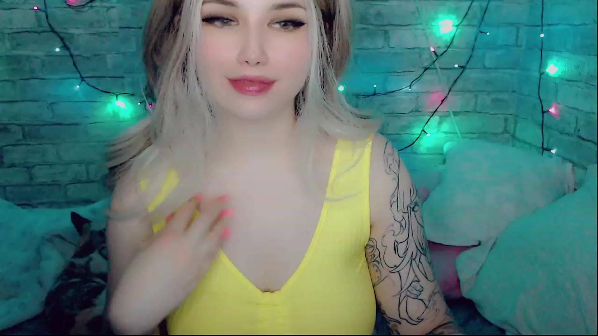 Gallery image thumbnail from YUMMY_TIFFANI's myfreecams stream on, 12/16/2022, 12:18 image 15 of 20