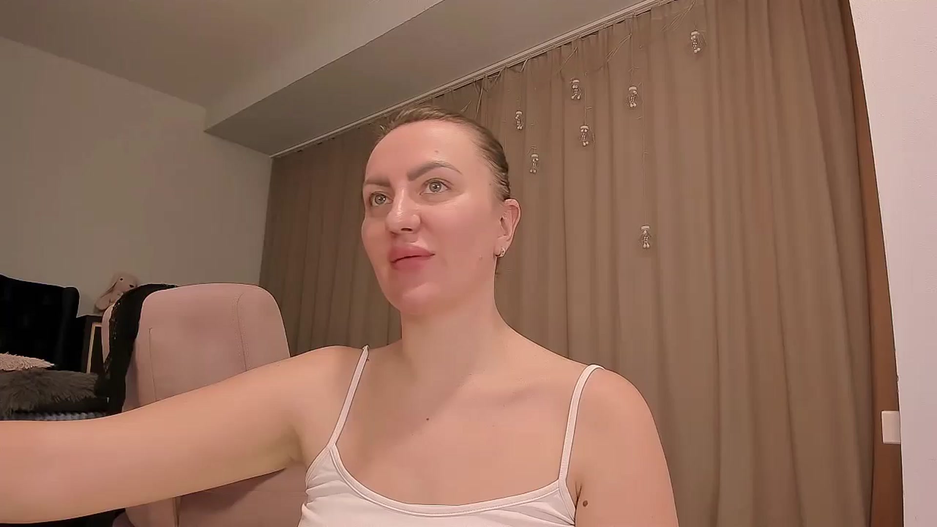 Gallery image thumbnail from YalaTerryy's myfreecams stream on, 12/27/2024, 14:38 image 5 of 20