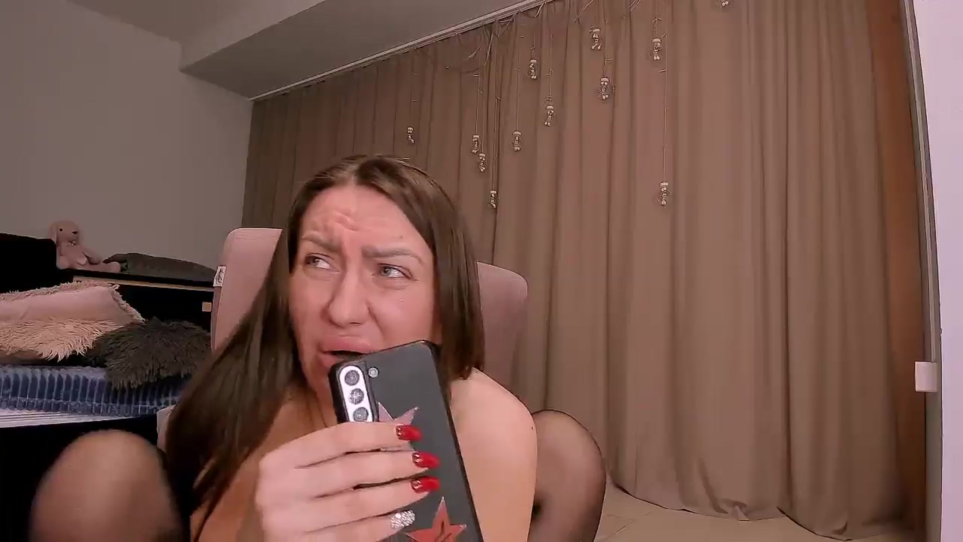 Gallery image thumbnail from YalaTerryy's myfreecams stream on, 04/20/2025, 09:39 image 17 of 20