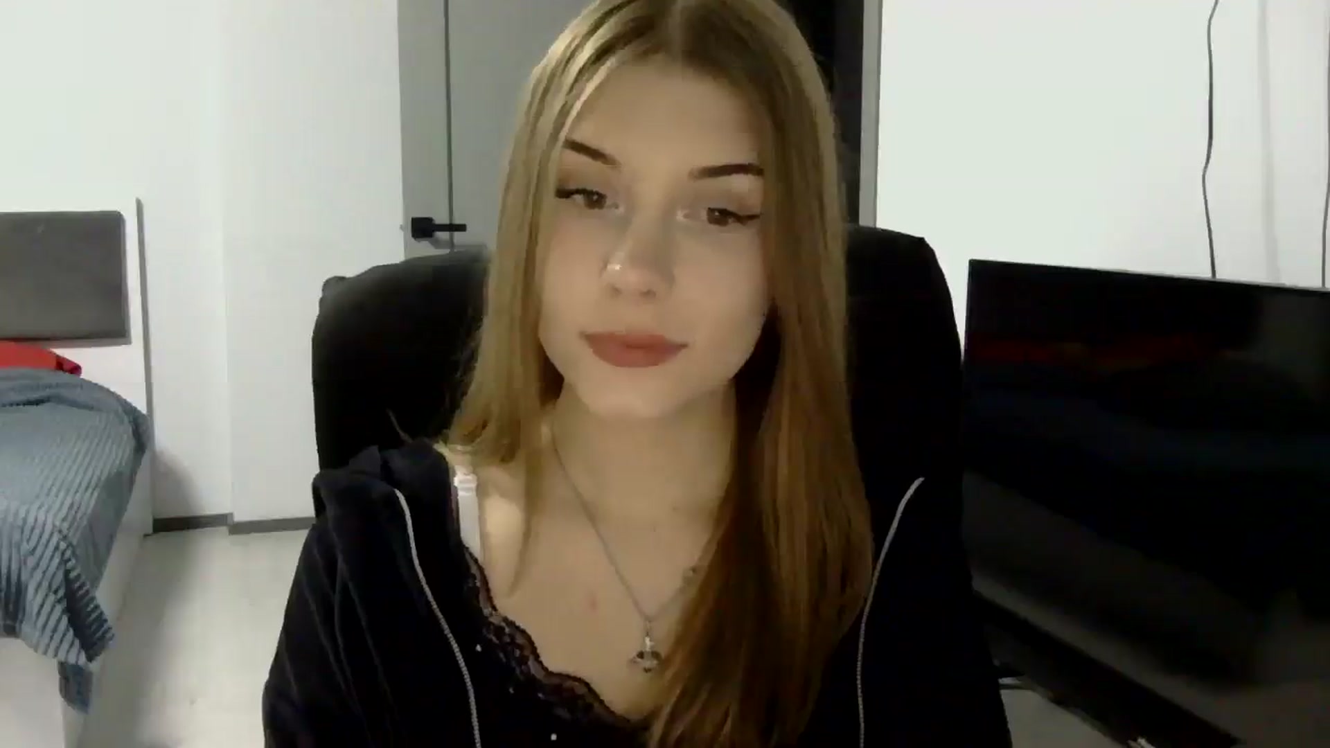 Gallery image thumbnail from YanaMeoww's myfreecams stream on, 04/15/2026, 17:37 image 18 of 20