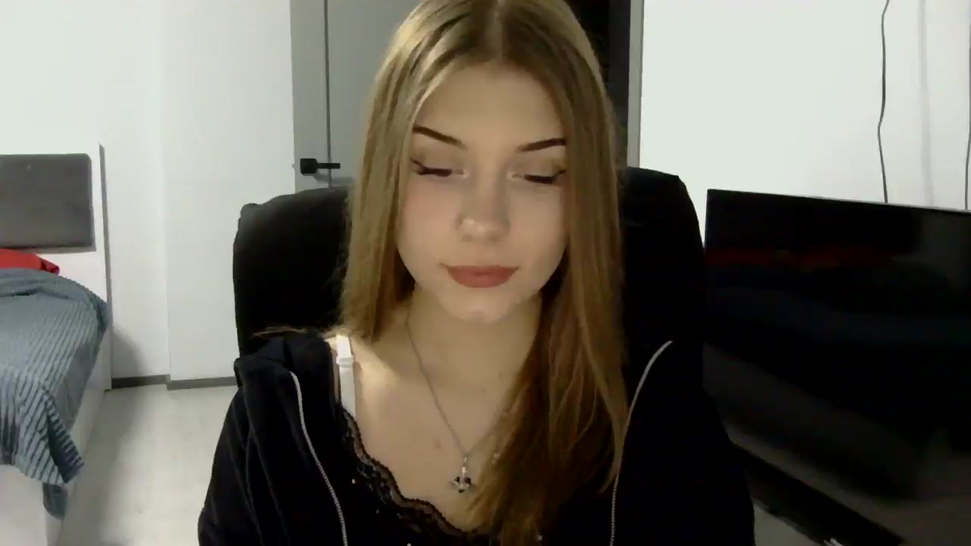 Gallery image thumbnail from YanaMeoww's myfreecams stream on, 04/15/2026, 17:37 image 14 of 20