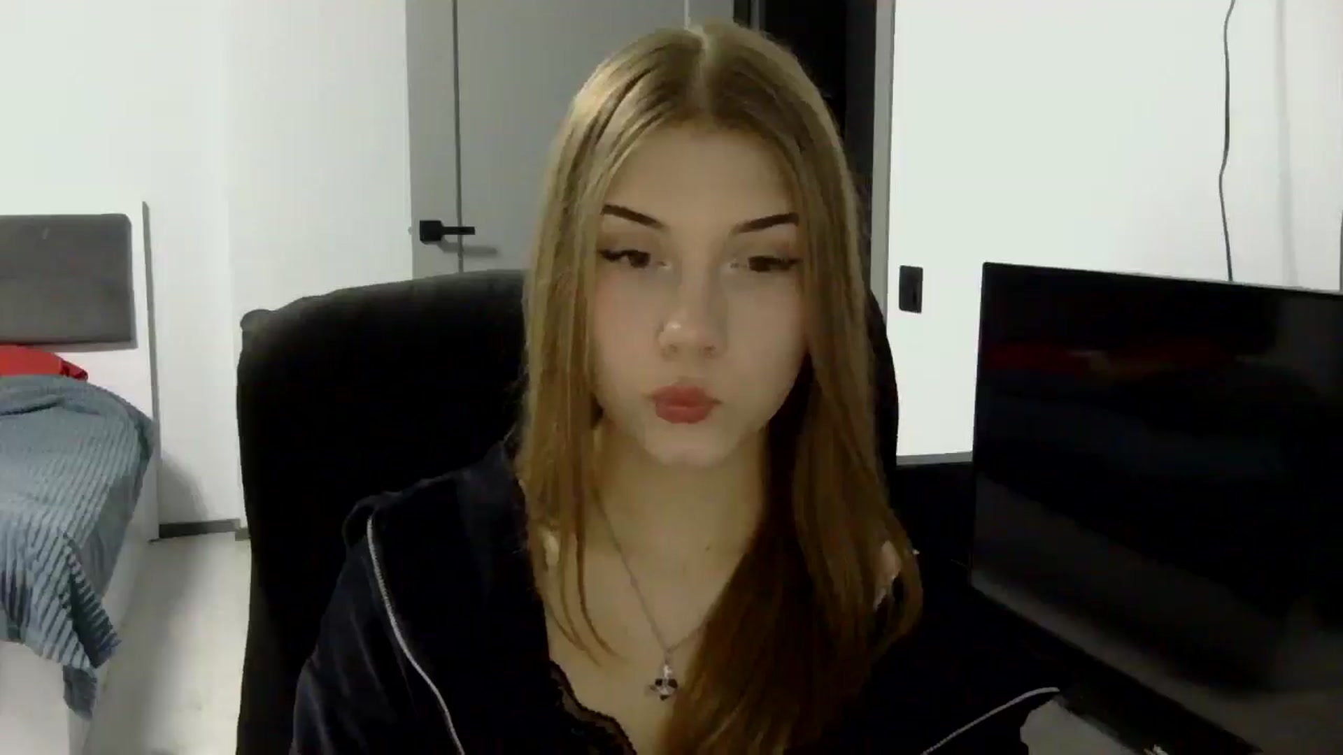 Gallery image thumbnail from YanaMeoww's myfreecams stream on, 04/15/2026, 18:27 image 17 of 20