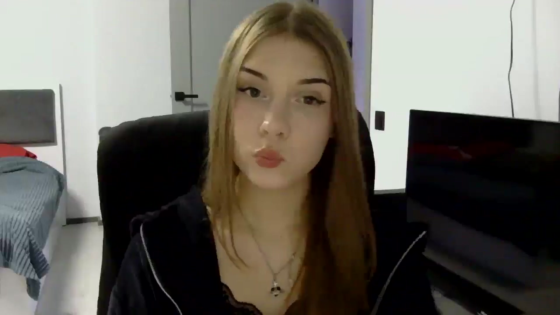 Gallery image thumbnail from YanaMeoww's myfreecams stream on, 04/15/2026, 18:27 image 15 of 20