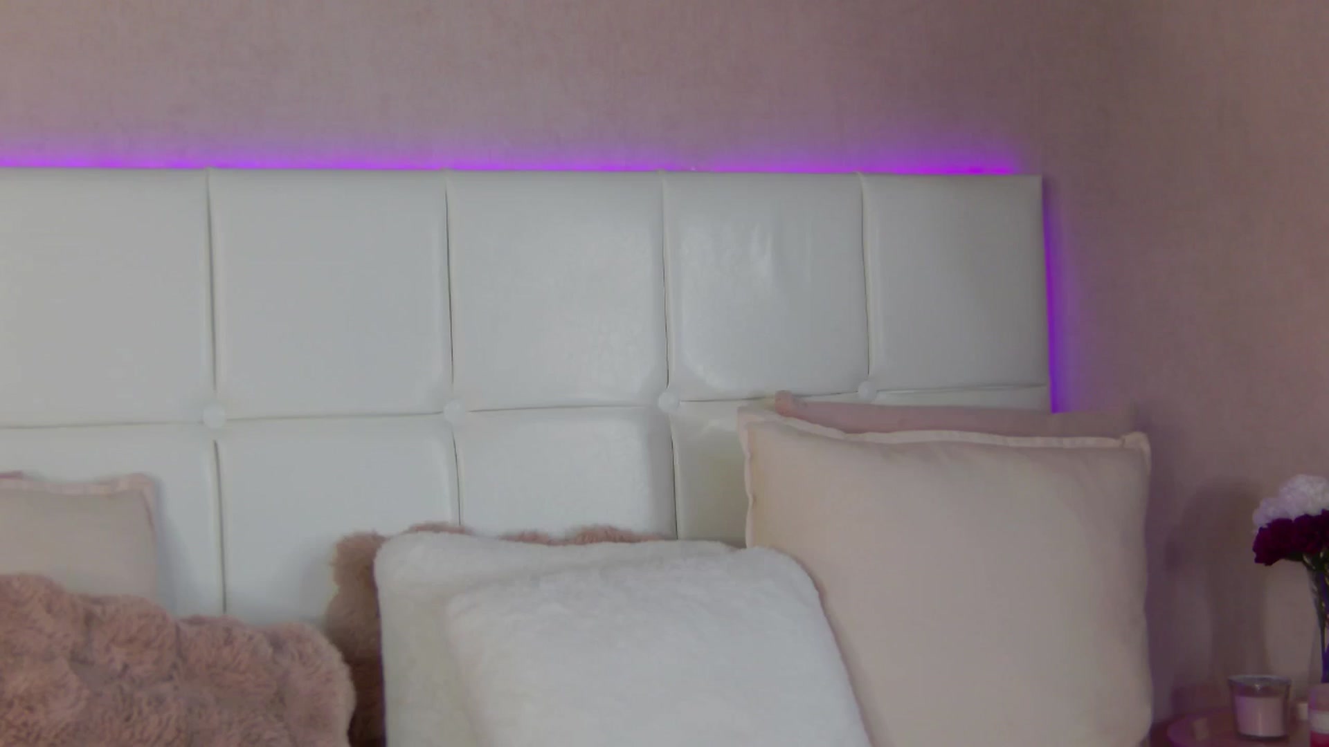 Gallery image thumbnail from YannaJeen's myfreecams stream on, 09/20/2024, 13:28 image 18 of 20