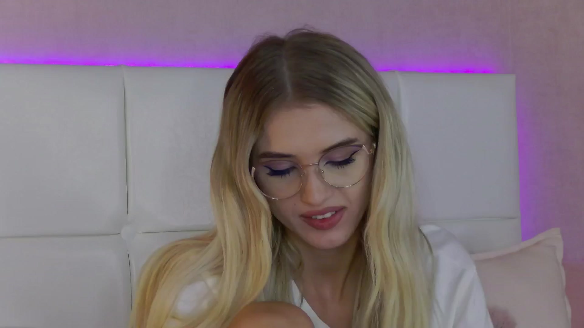 Gallery image thumbnail from YannaJeen's myfreecams stream on, 09/30/2024, 12:39 image 6 of 20