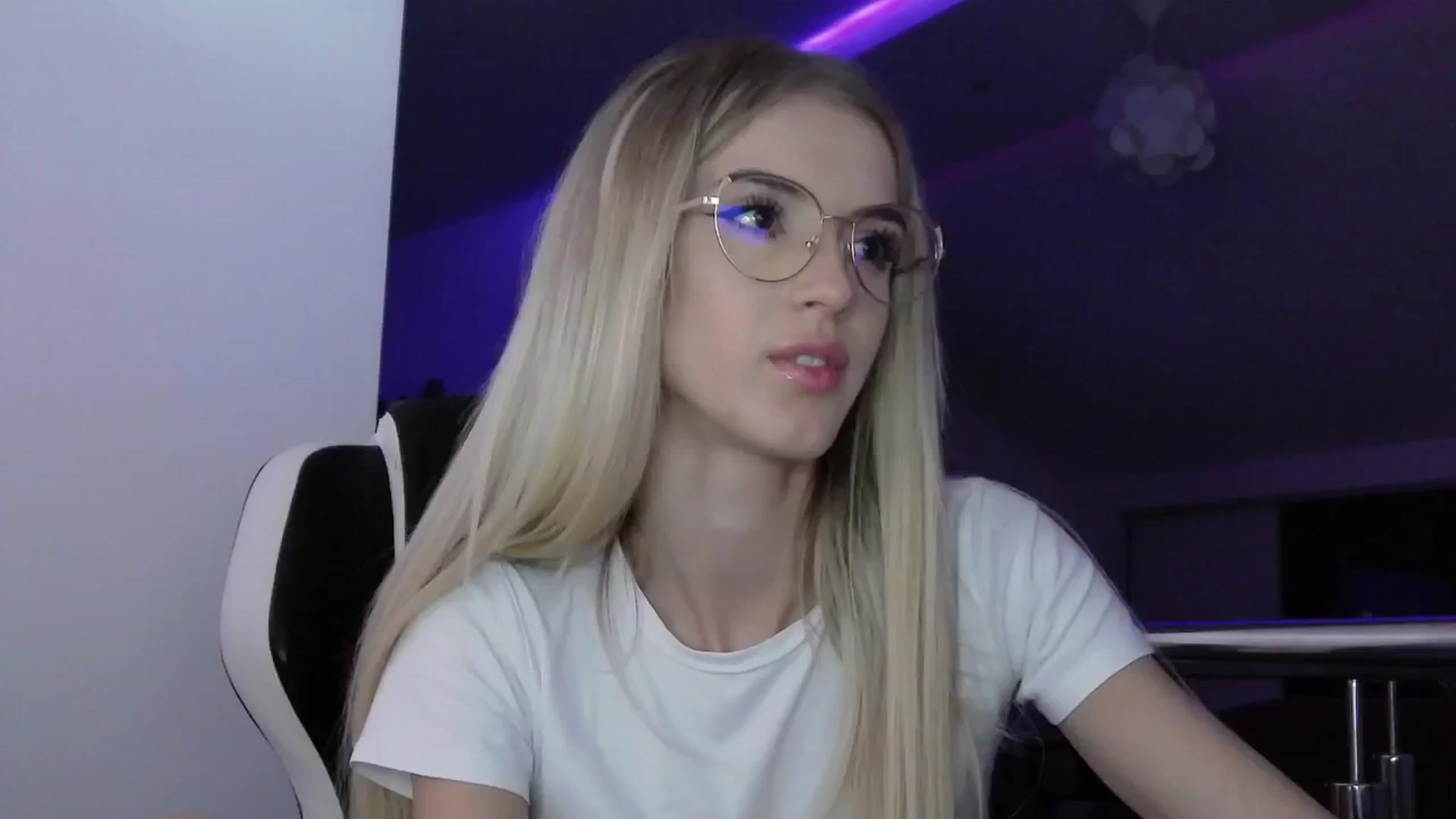 Gallery image thumbnail from YannaJeen's myfreecams stream on, 10/05/2024, 10:58 image 5 of 20