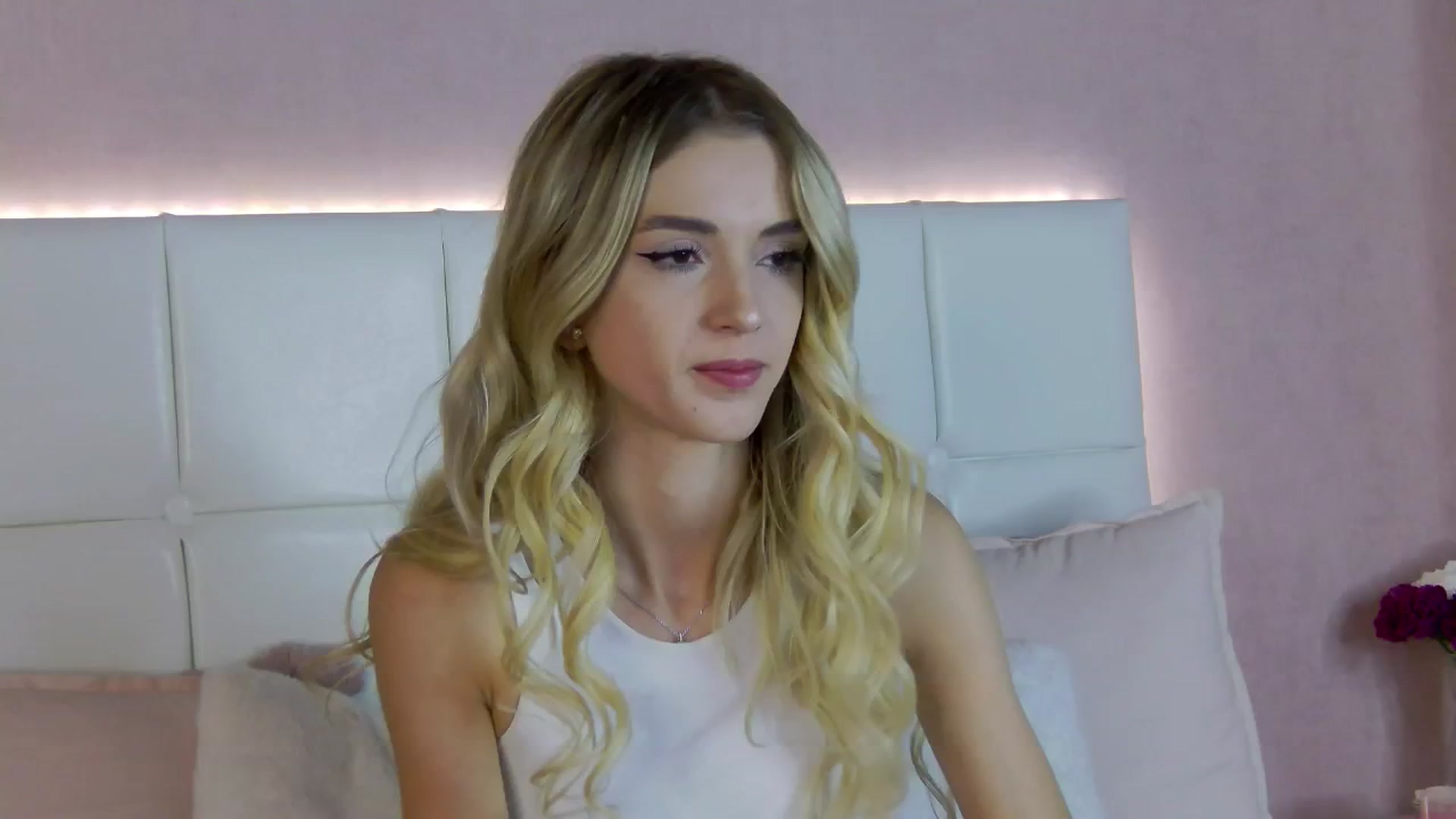 Gallery image thumbnail from YannaJeen's myfreecams stream on, 10/14/2024, 06:46 image 8 of 20