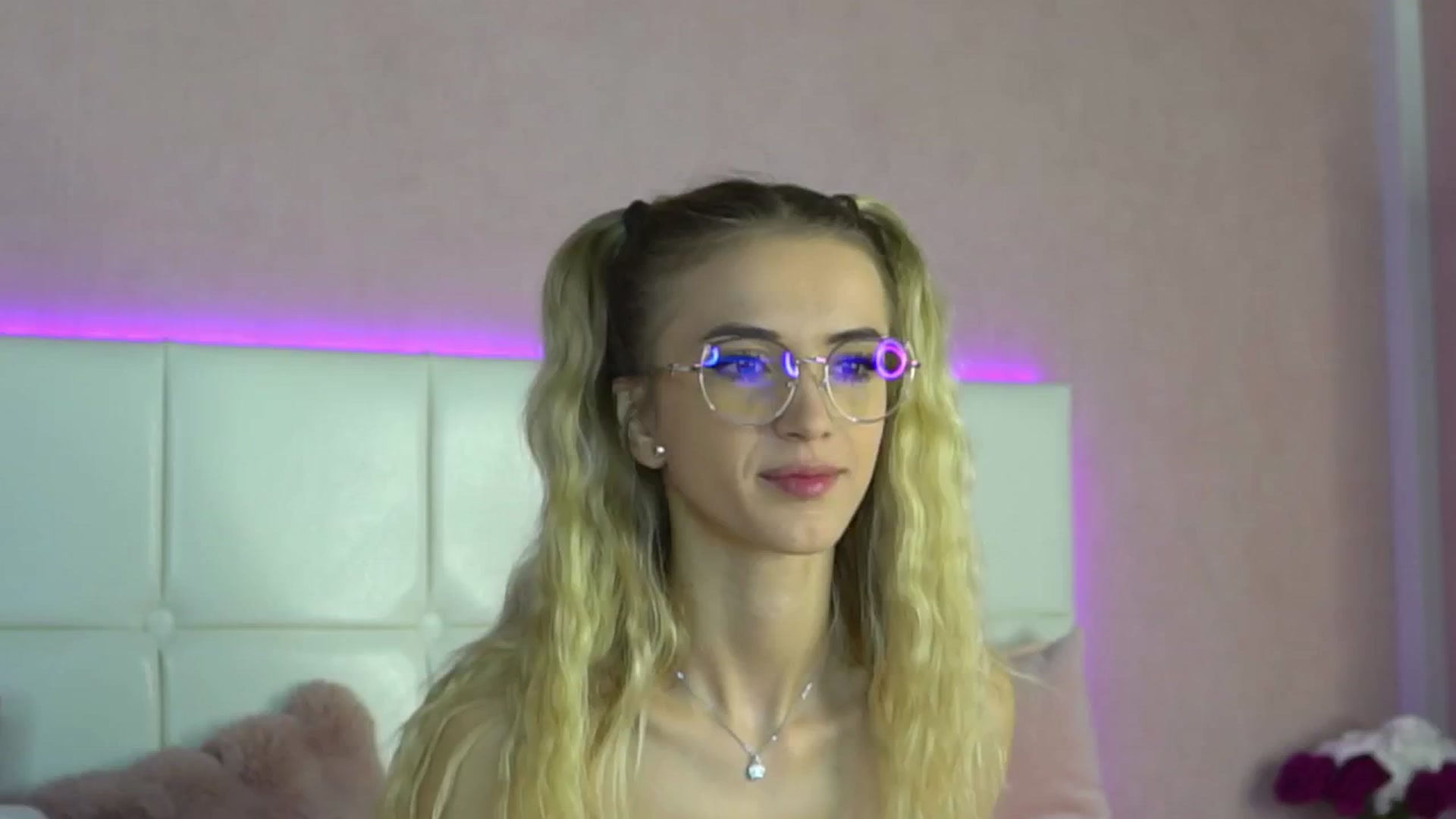 Gallery image thumbnail from YannaJeen's myfreecams stream on, 11/05/2024, 07:56 image 18 of 20