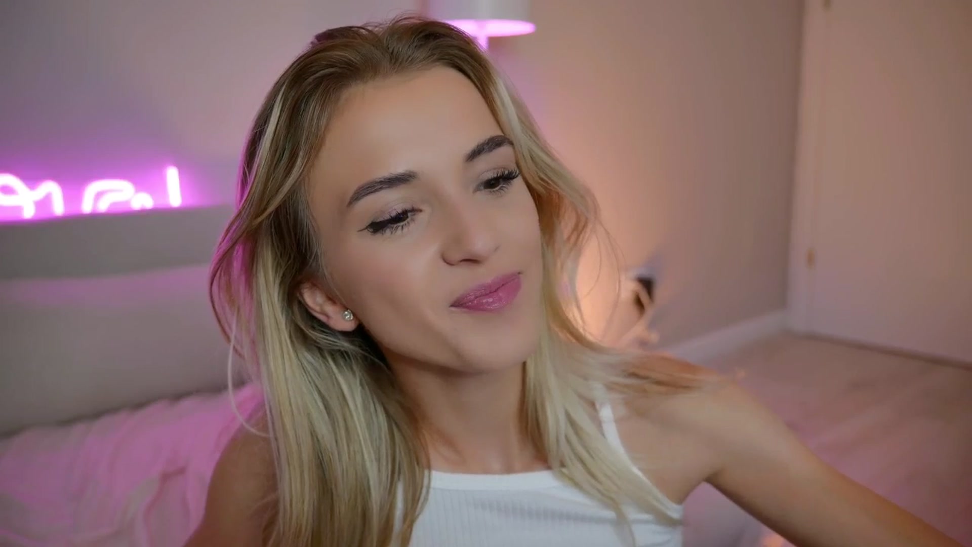 Gallery image thumbnail from YannaJeen's myfreecams stream on, 06/02/2025, 12:00 image 7 of 20