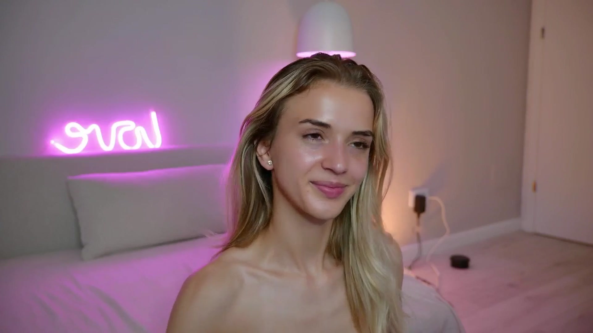 Gallery image thumbnail from YannaJeen's myfreecams stream on, 06/03/2025, 08:26 image 3 of 20