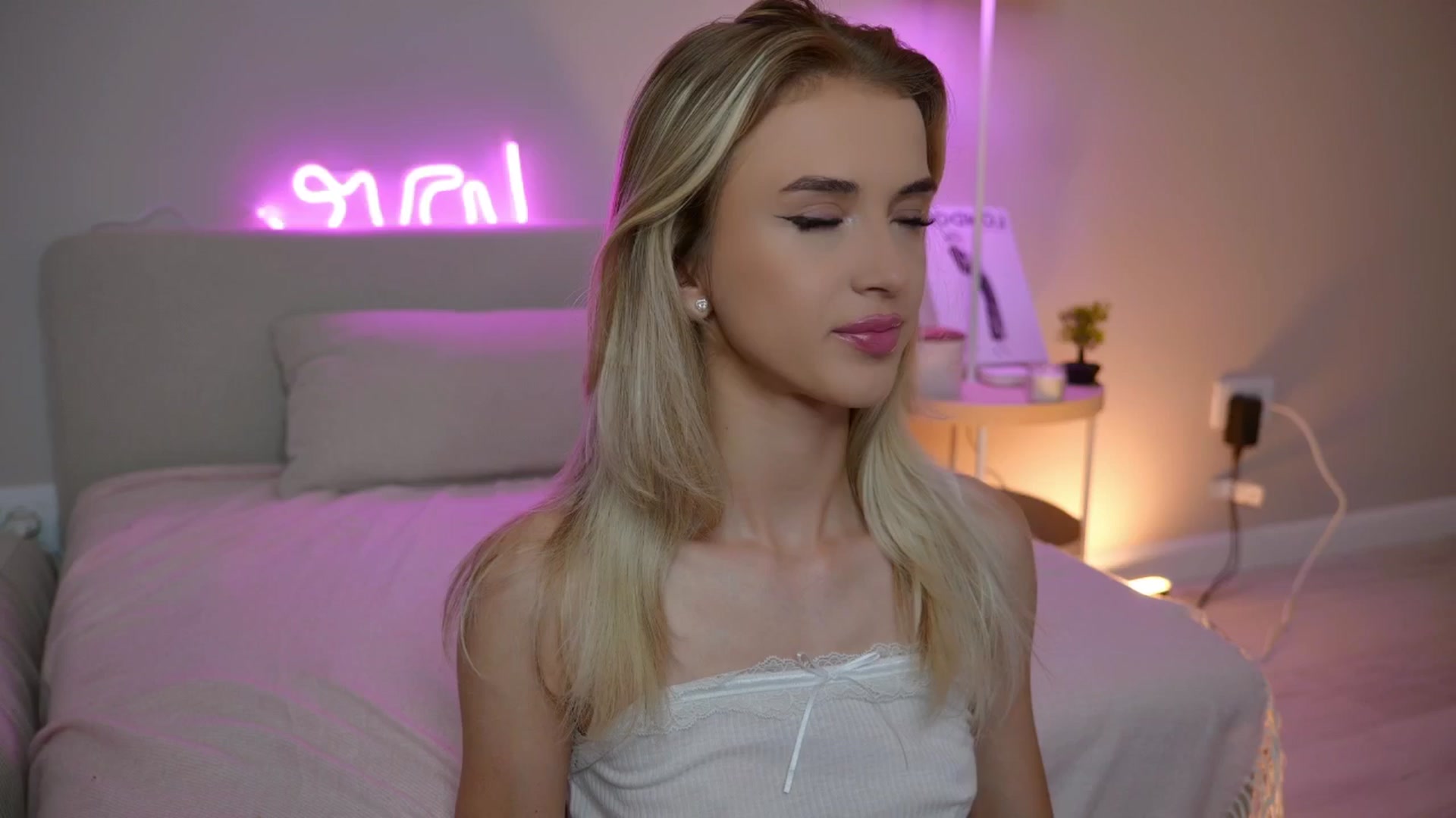Gallery image thumbnail from YannaJeen's myfreecams stream on, 06/06/2025, 10:35 image 8 of 20