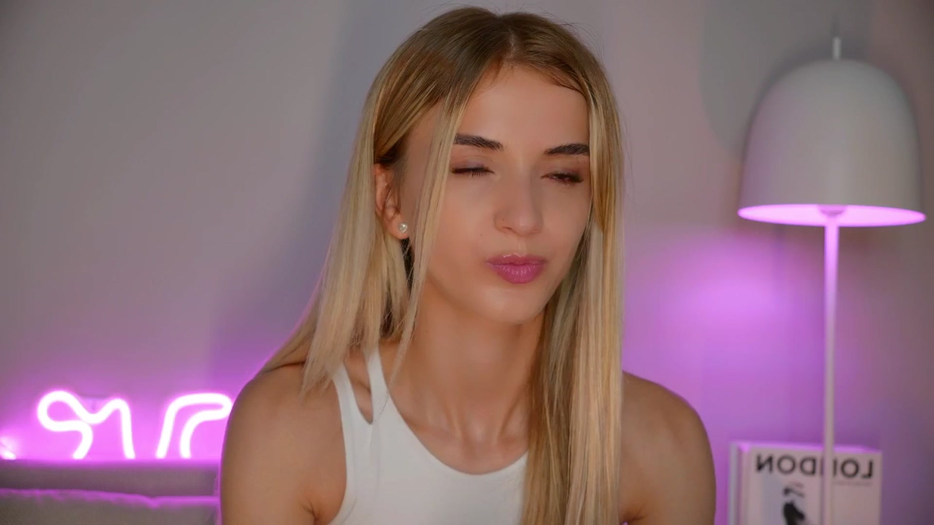 Gallery image thumbnail from YannaJeen's myfreecams stream on, 06/09/2025, 07:51 image 17 of 20
