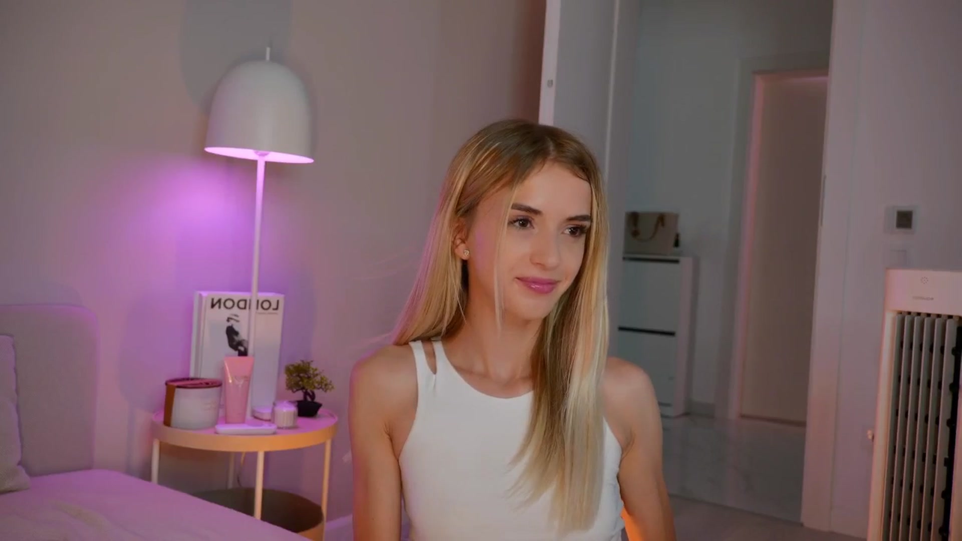 Gallery image thumbnail from YannaJeen's myfreecams stream on, 06/09/2025, 07:51 image 13 of 20