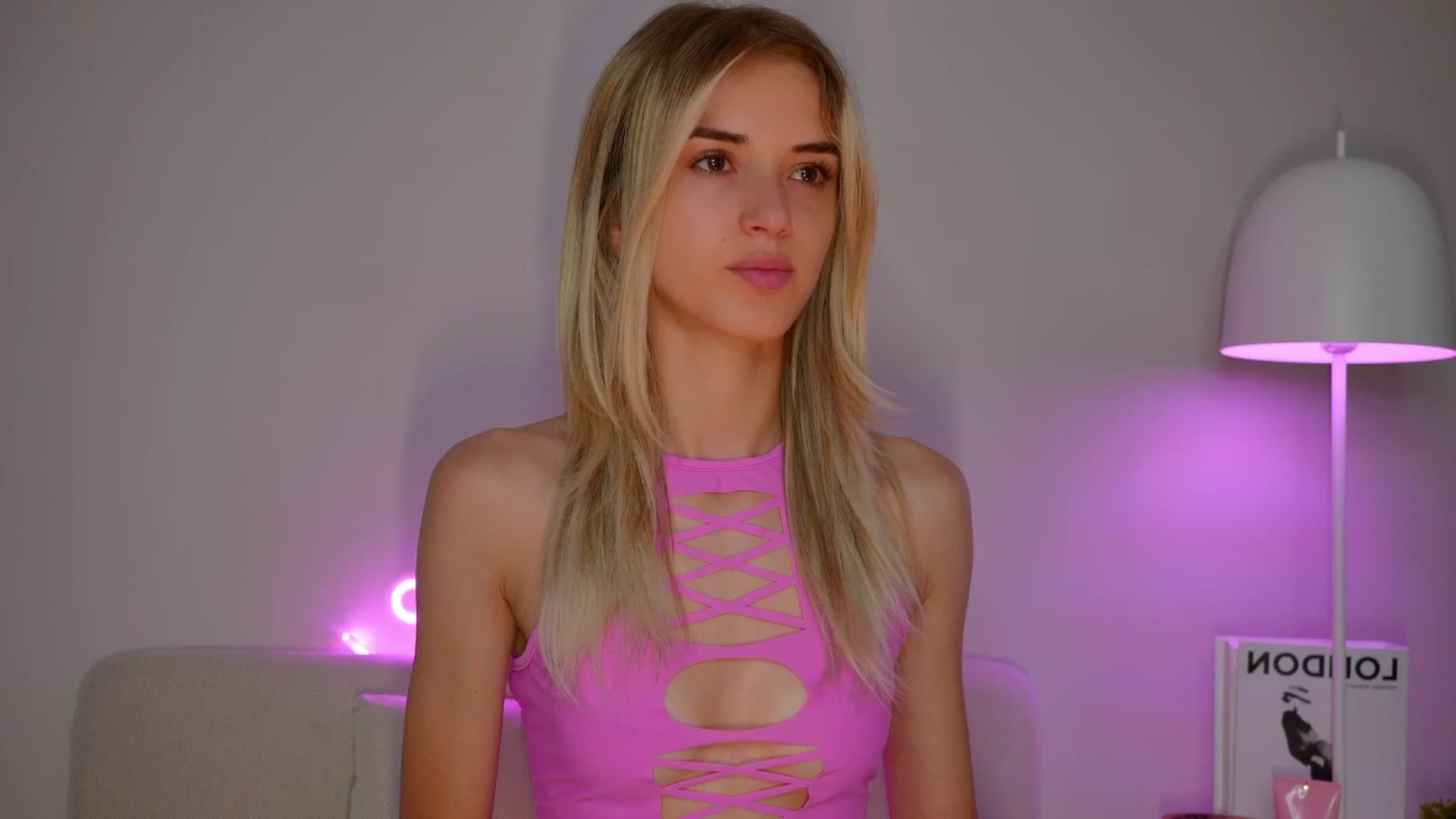 Gallery image thumbnail from YannaJeen's myfreecams stream on, 06/10/2025, 07:01 image 2 of 20