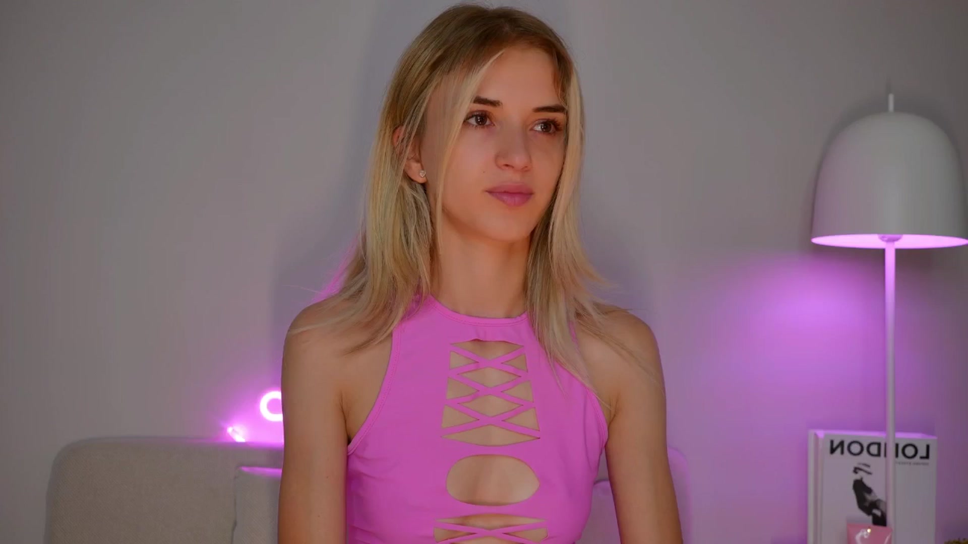 Gallery image thumbnail from YannaJeen's myfreecams stream on, 06/10/2025, 07:01 image 4 of 20