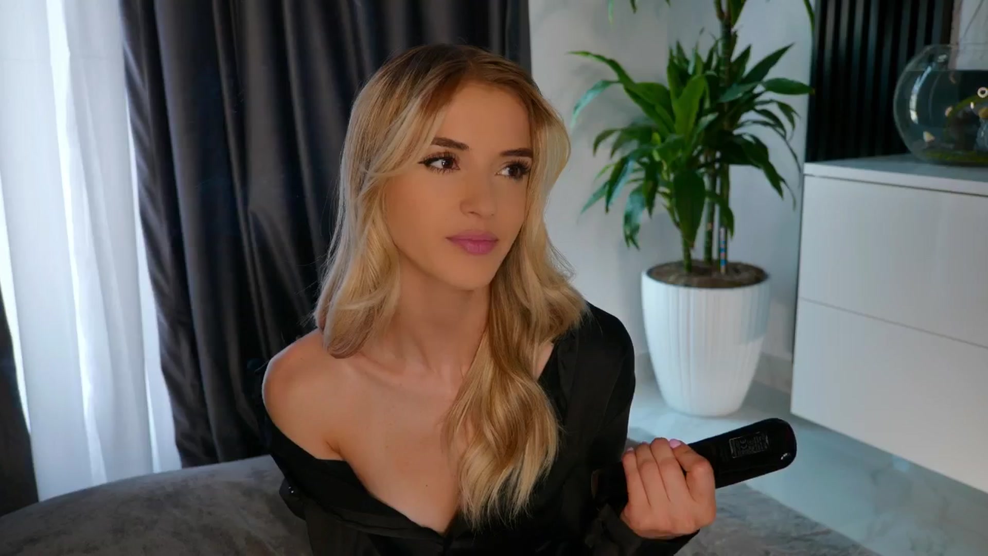 Gallery image thumbnail from YannaJeen's myfreecams stream on, 06/12/2025, 10:43 image 16 of 20