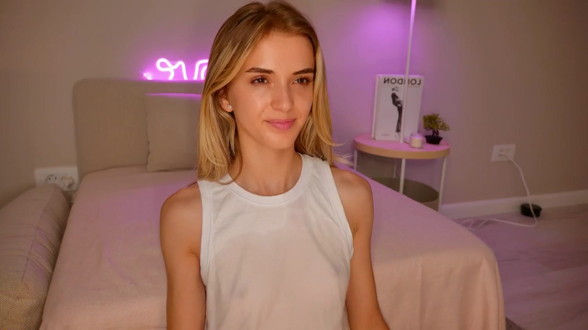 Gallery image thumbnail from YannaJeen's myfreecams stream on, 06/14/2025, 08:40 image 10 of 20