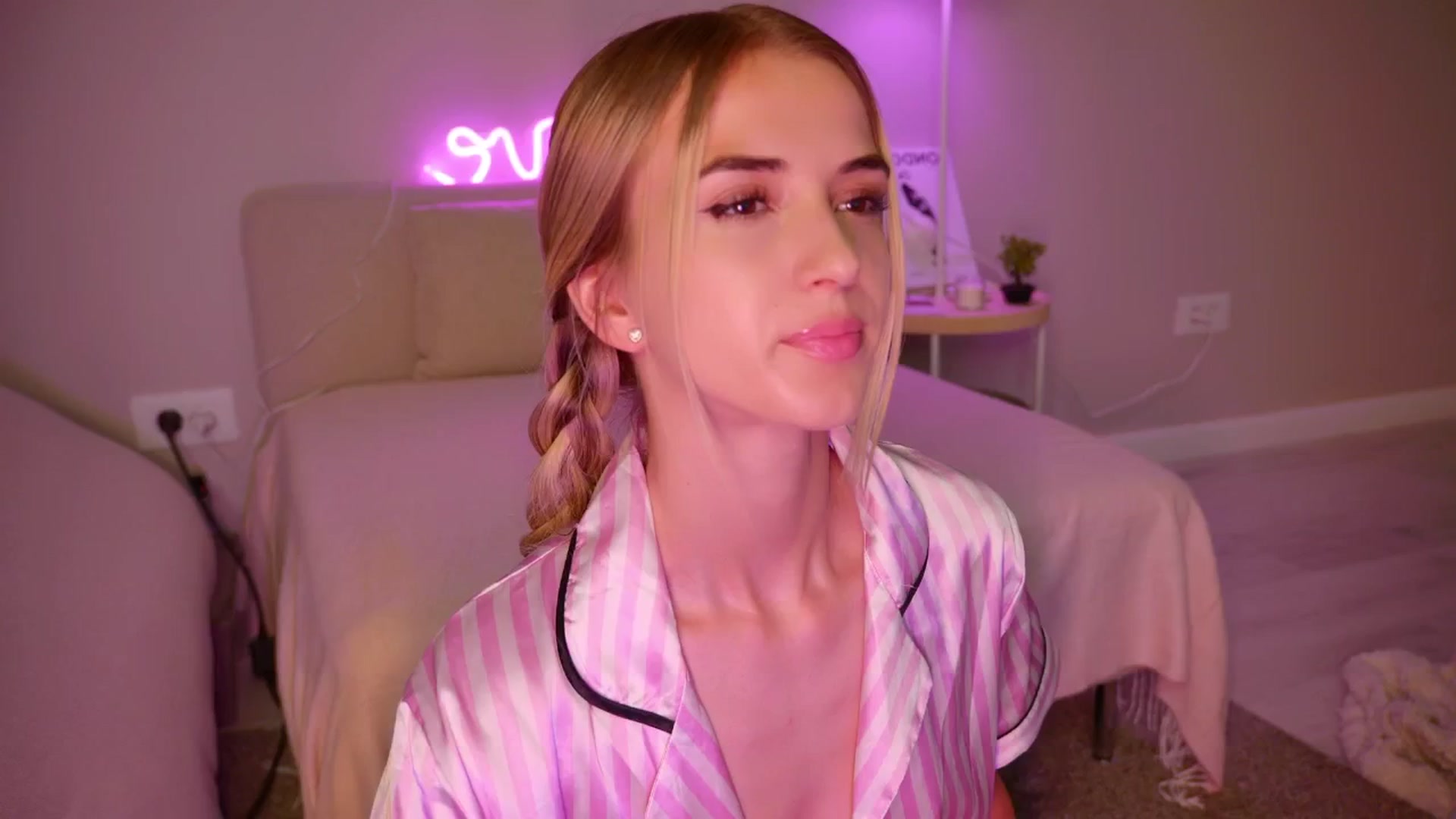 Gallery image thumbnail from YannaJeen's myfreecams stream on, 06/17/2025, 08:32 image 18 of 20