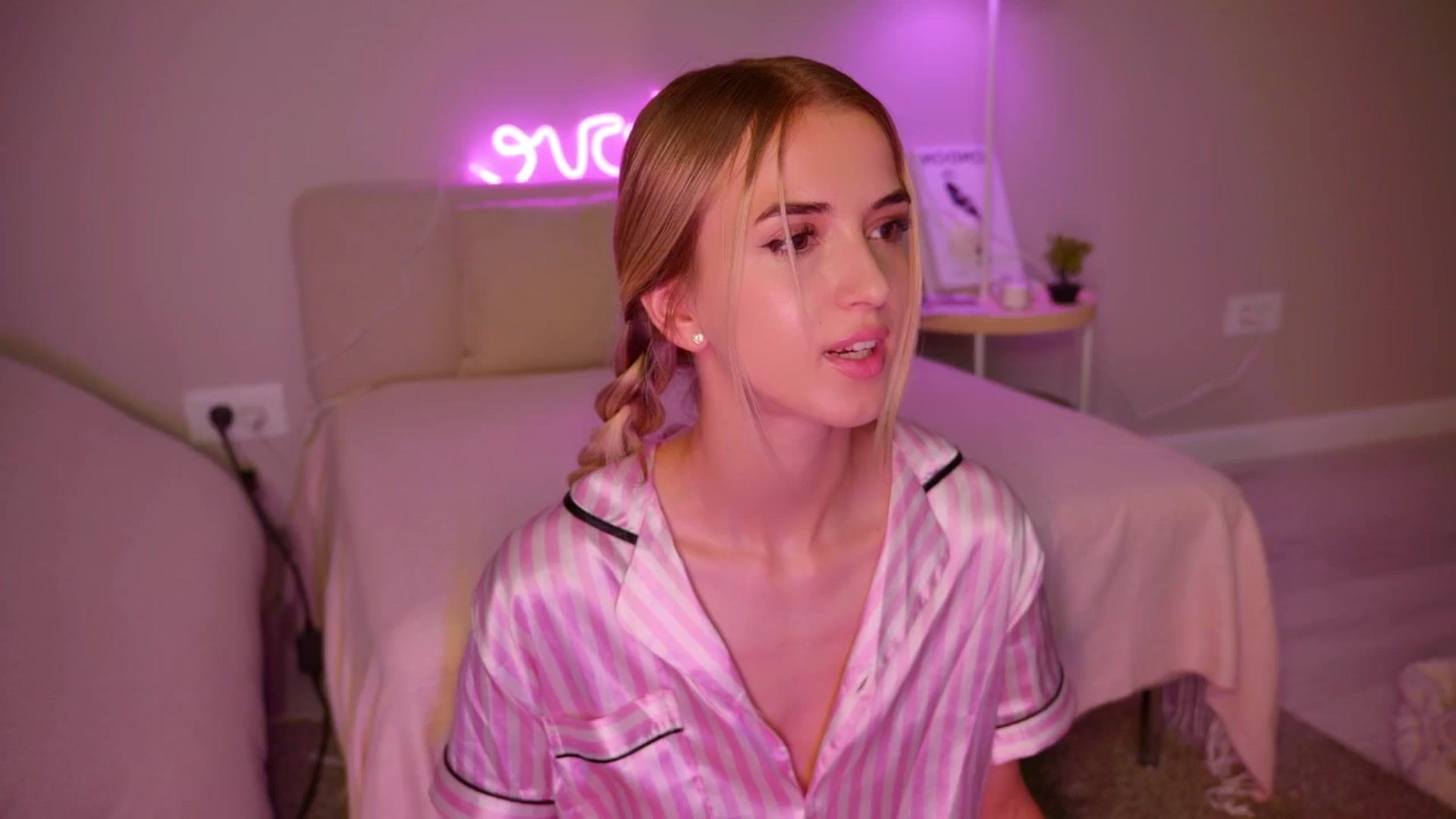 Gallery image thumbnail from YannaJeen's myfreecams stream on, 06/17/2025, 08:32 image 20 of 20