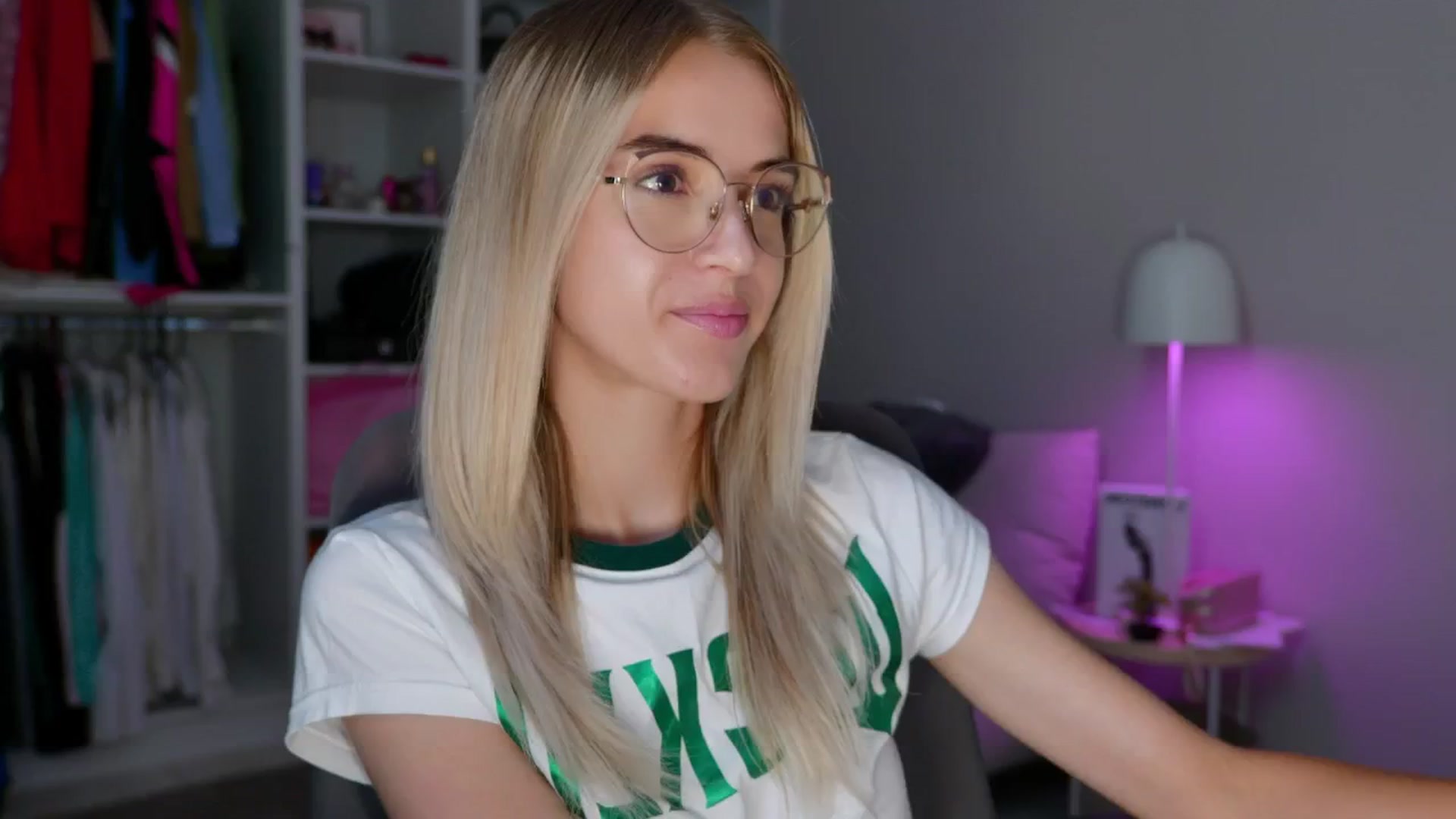 Gallery image thumbnail from YannaJeen's myfreecams stream on, 06/23/2025, 10:29 image 12 of 20