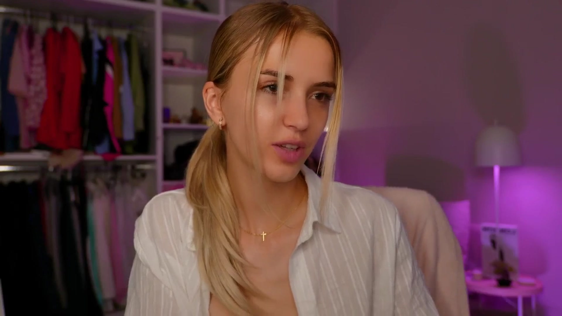 Gallery image thumbnail from YannaJeen's myfreecams stream on, 06/27/2025, 23:23 image 16 of 20