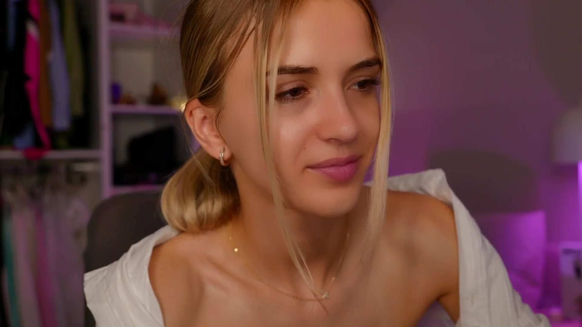 Gallery image thumbnail from YannaJeen's myfreecams stream on, 06/27/2025, 23:56 image 5 of 20