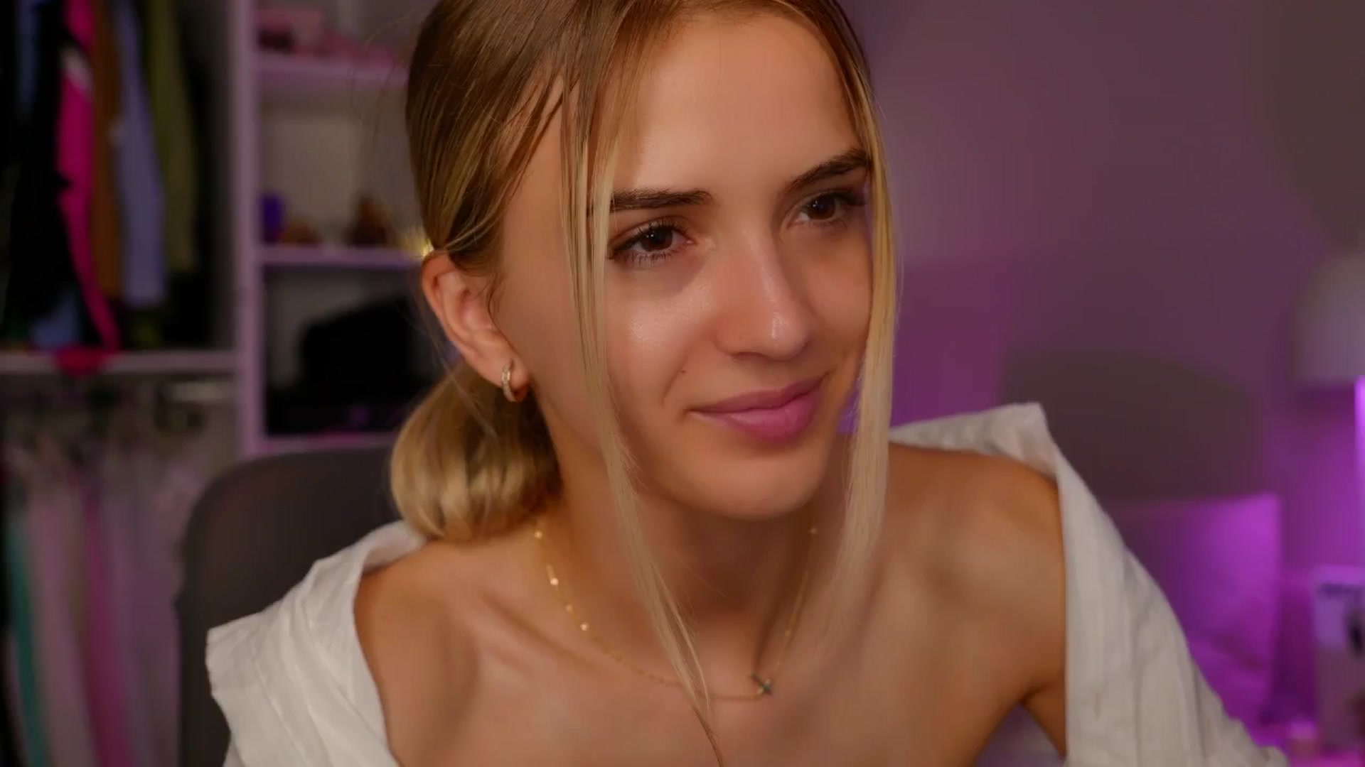Gallery image thumbnail from YannaJeen's myfreecams stream on, 06/27/2025, 23:56 image 6 of 20