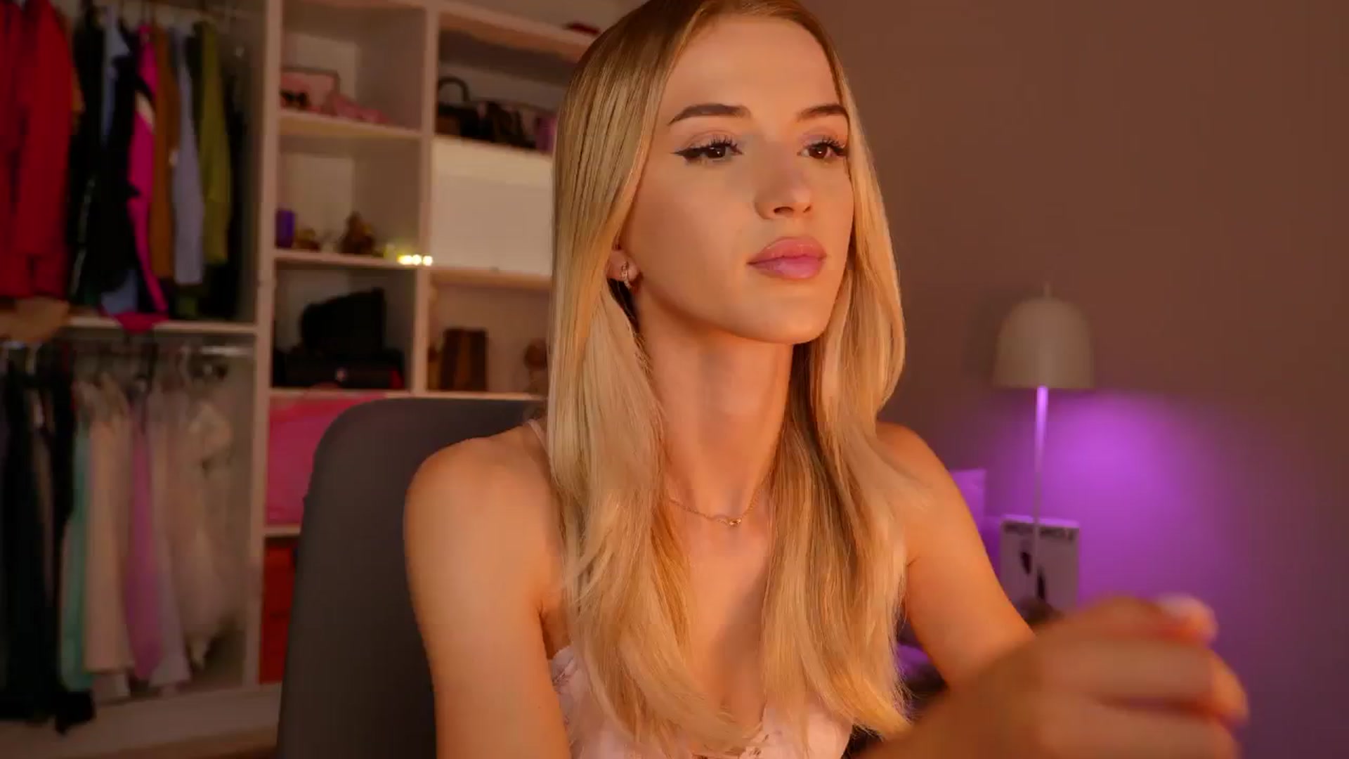 Gallery image thumbnail from YannaJeen's myfreecams stream on, 07/01/2025, 21:09 image 13 of 20