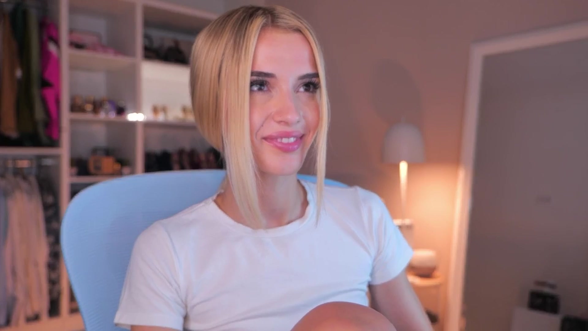 Gallery image thumbnail from YannaJeen's myfreecams stream on, 07/19/2025, 24:50 image 17 of 20