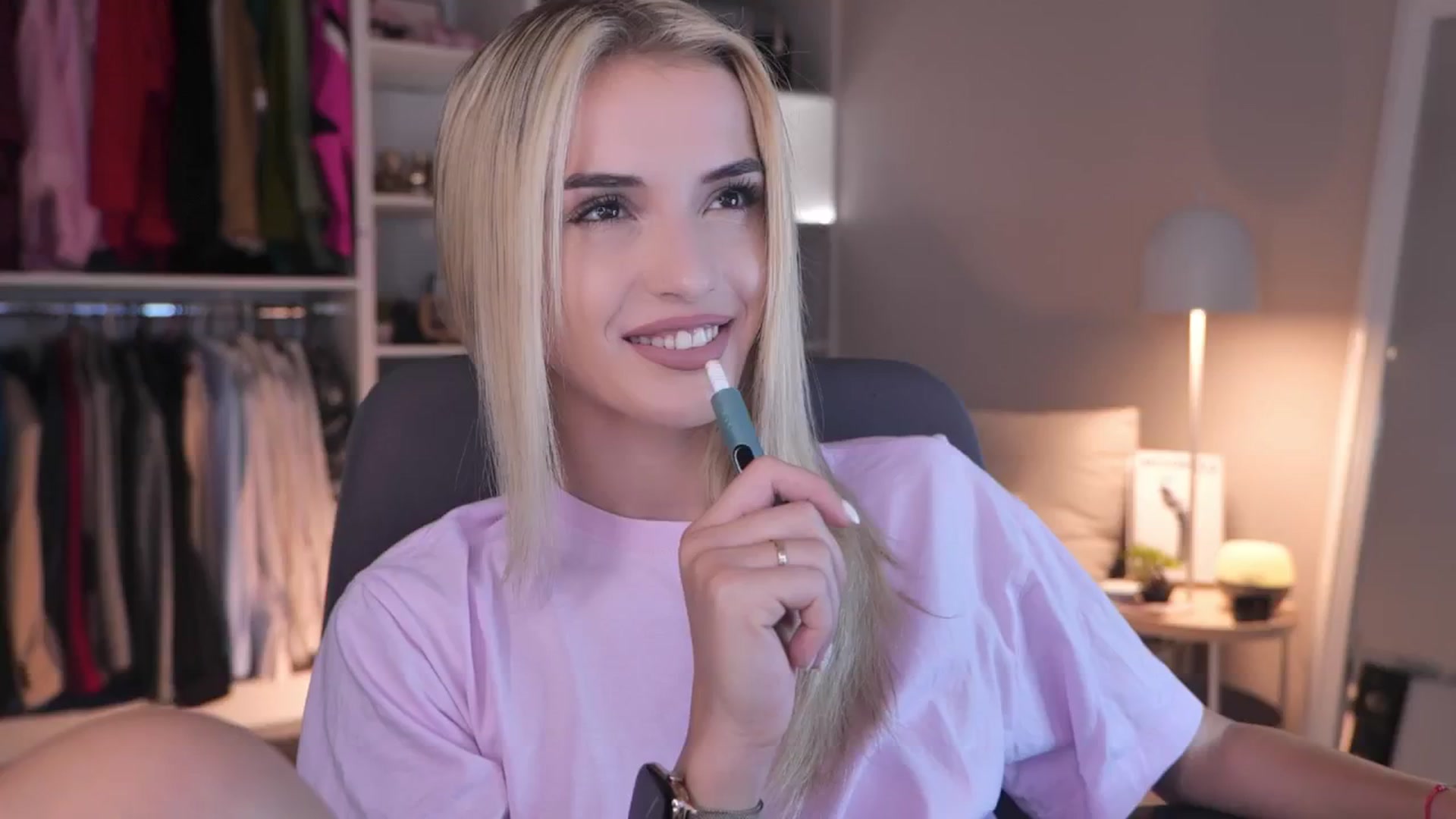 Gallery image thumbnail from YannaJeen's myfreecams stream on, 07/19/2025, 19:39 image 6 of 20