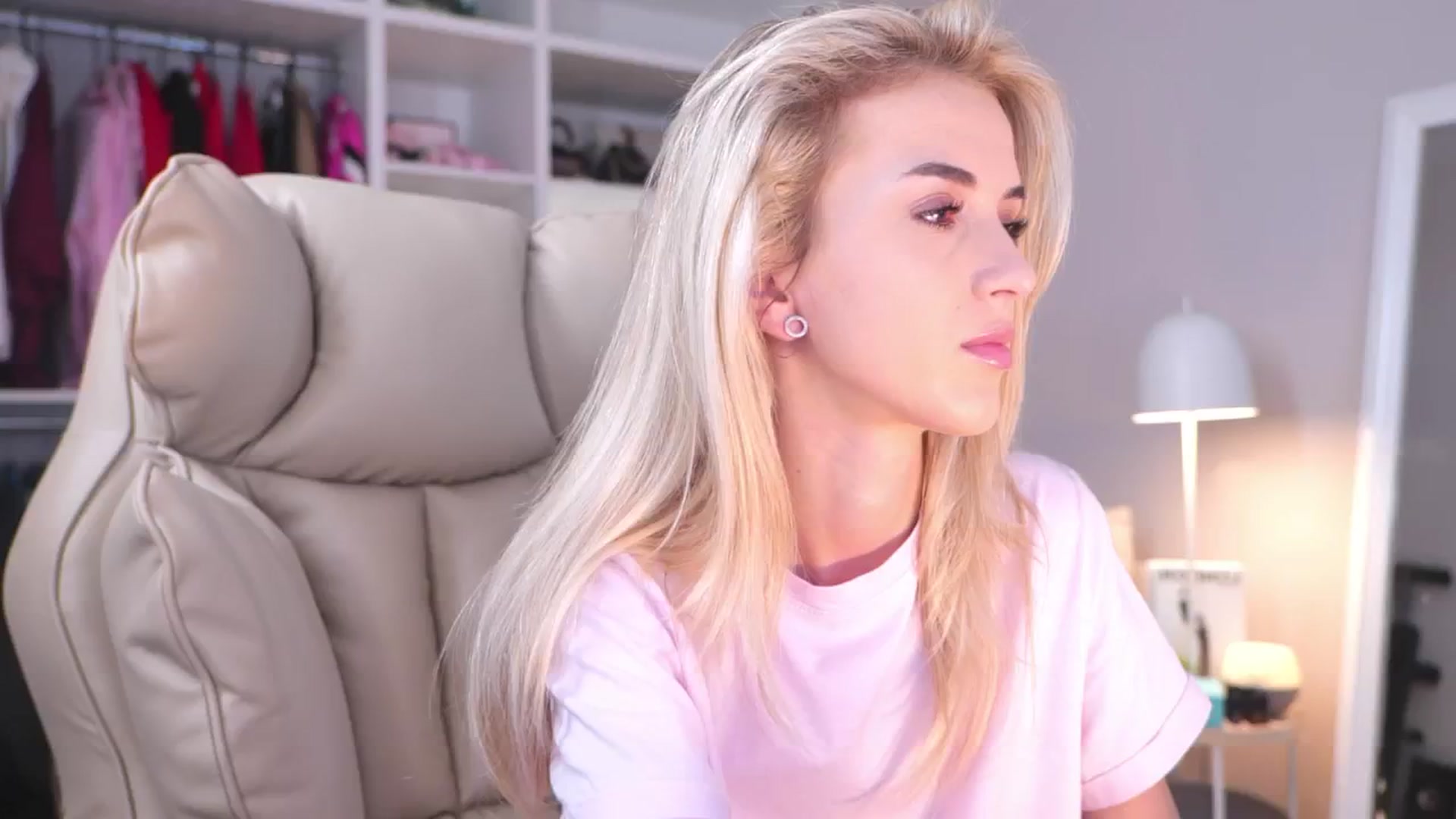 Gallery image thumbnail from YannaJeen's myfreecams stream on, 07/28/2025, 05:28 image 10 of 20
