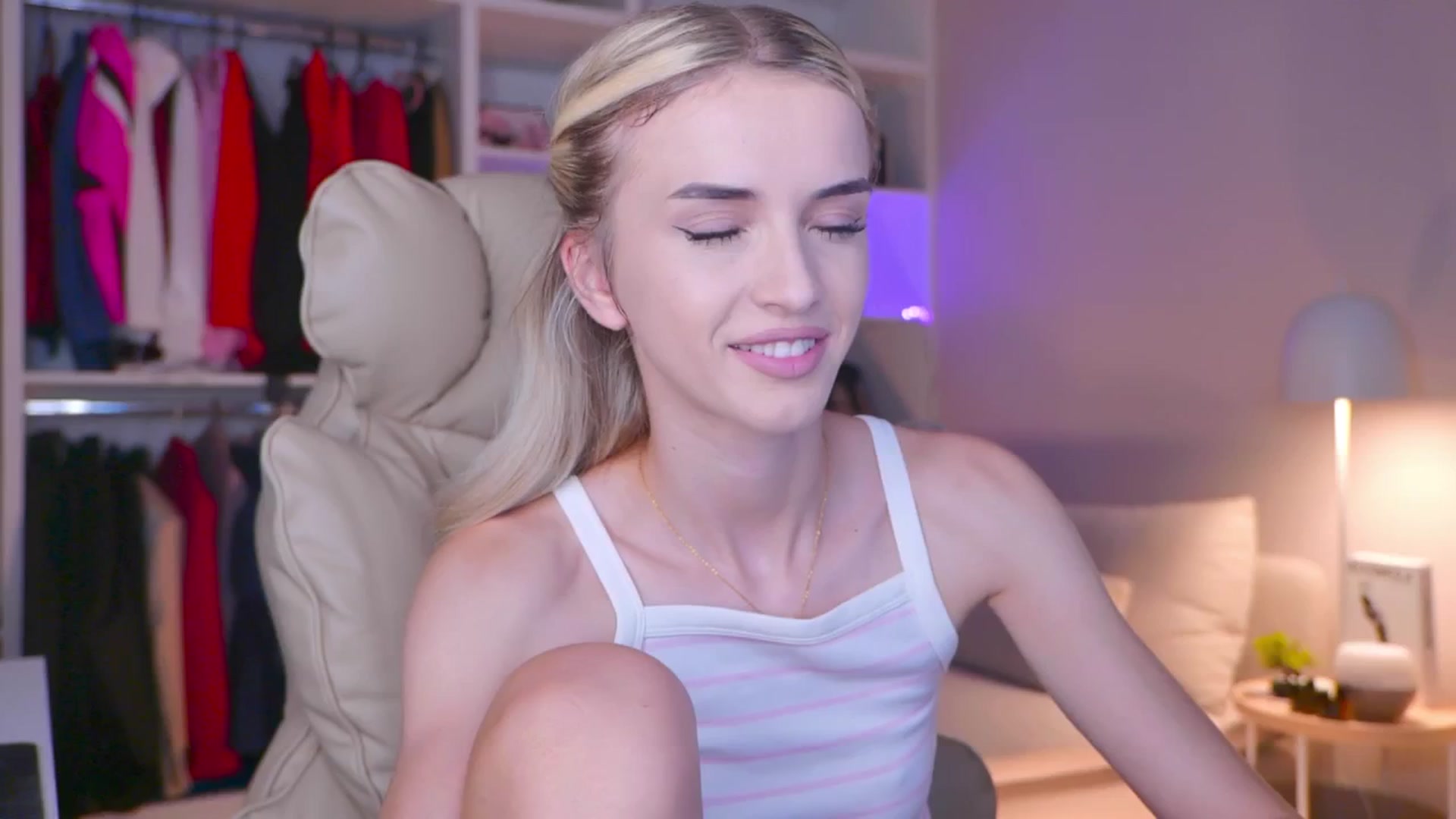 Gallery image thumbnail from YannaJeen's myfreecams stream on, 08/08/2025, 20:17 image 2 of 20
